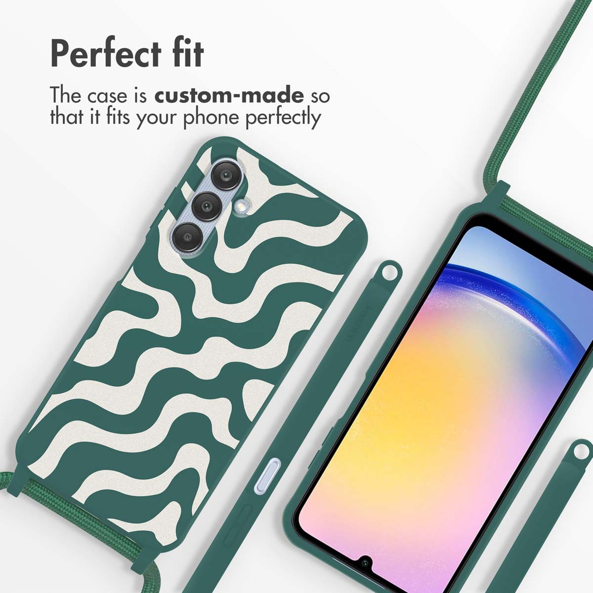 Una custodia per smartphone verde con motivi ondulati bianchi e cordino, su sfondo bianco.