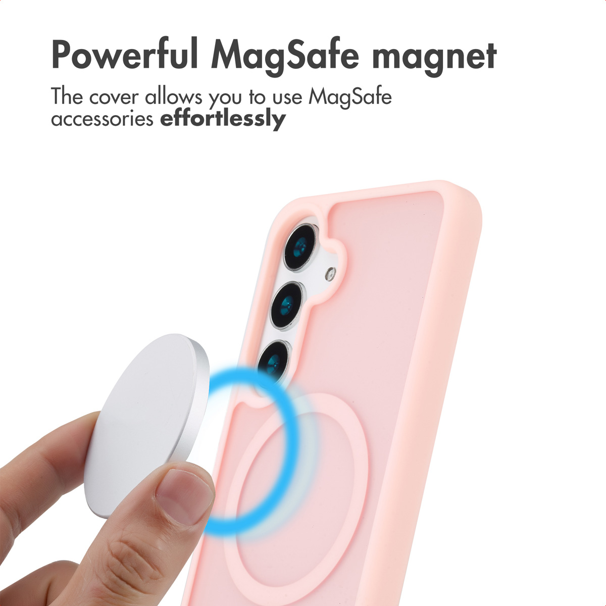 Dita che tengono un disco magnetico vicino a una cover rosa con anello MagSafe.