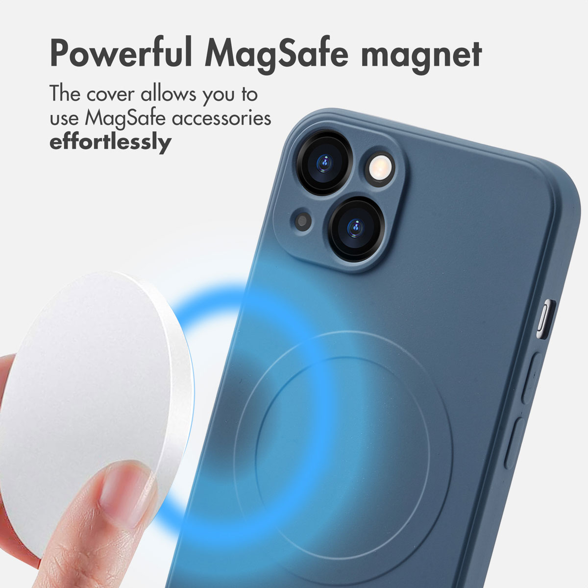 Coque de téléphone bleue avec anneau MagSafe pendant qu'une main tient un accessoire blanc.