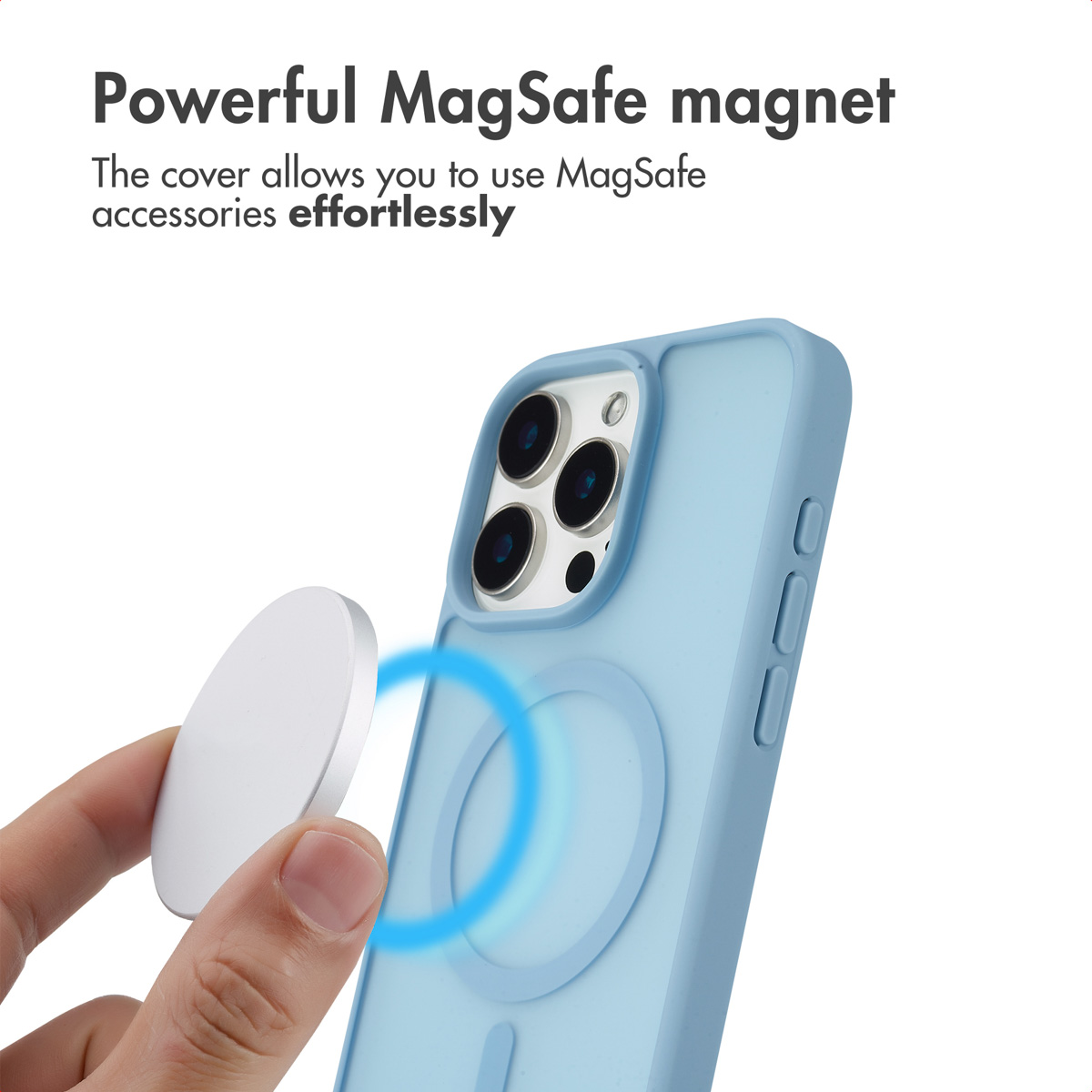 Telefoon in blauwe hoes met wit MagSafe-accessoire.