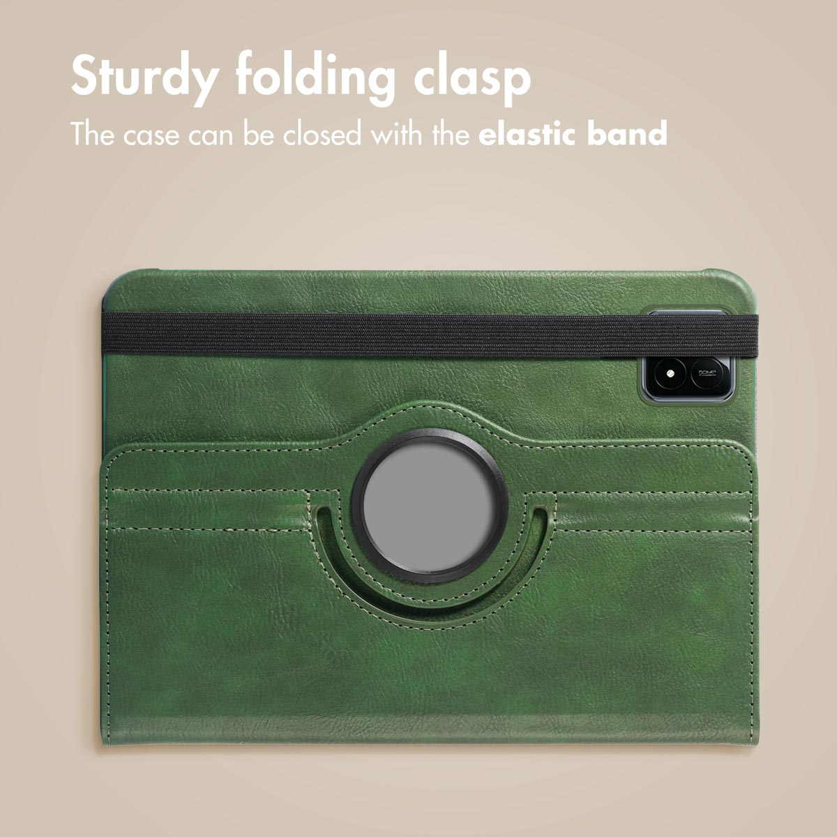 Groene tablethoes met een zwarte elastische band en een rond logo in het midden.