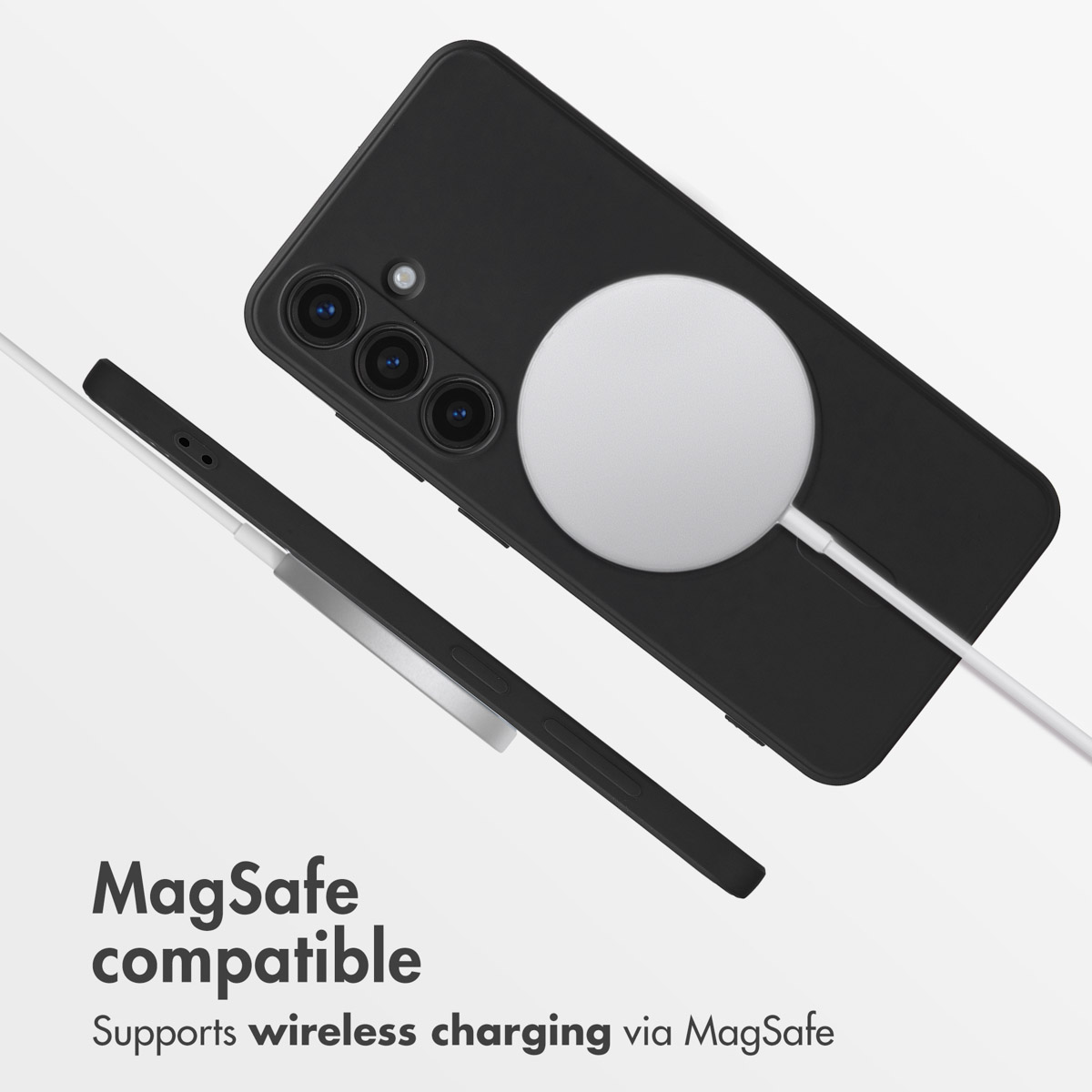 Ein schwarzes Smartphone in einer Hülle mit einem weißen MagSafe-Ladegerät auf weißem Hintergrund.