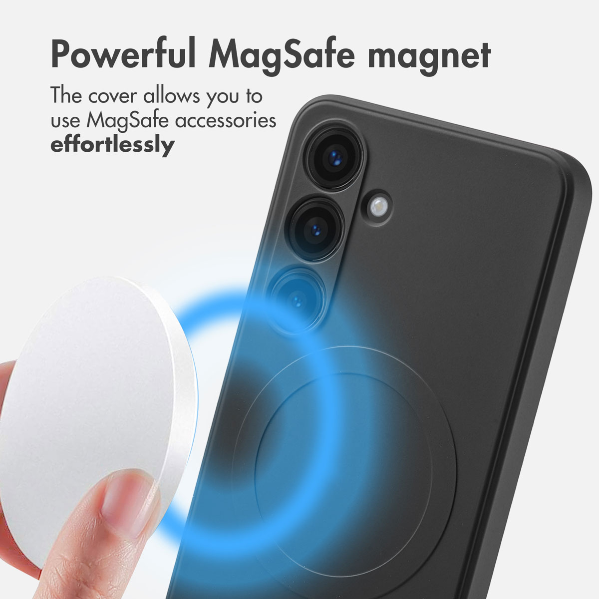 Eine Hand hält einen runden weißen Magneten in der Nähe einer schwarzen Handyhülle mit MagSafe-Funktion.