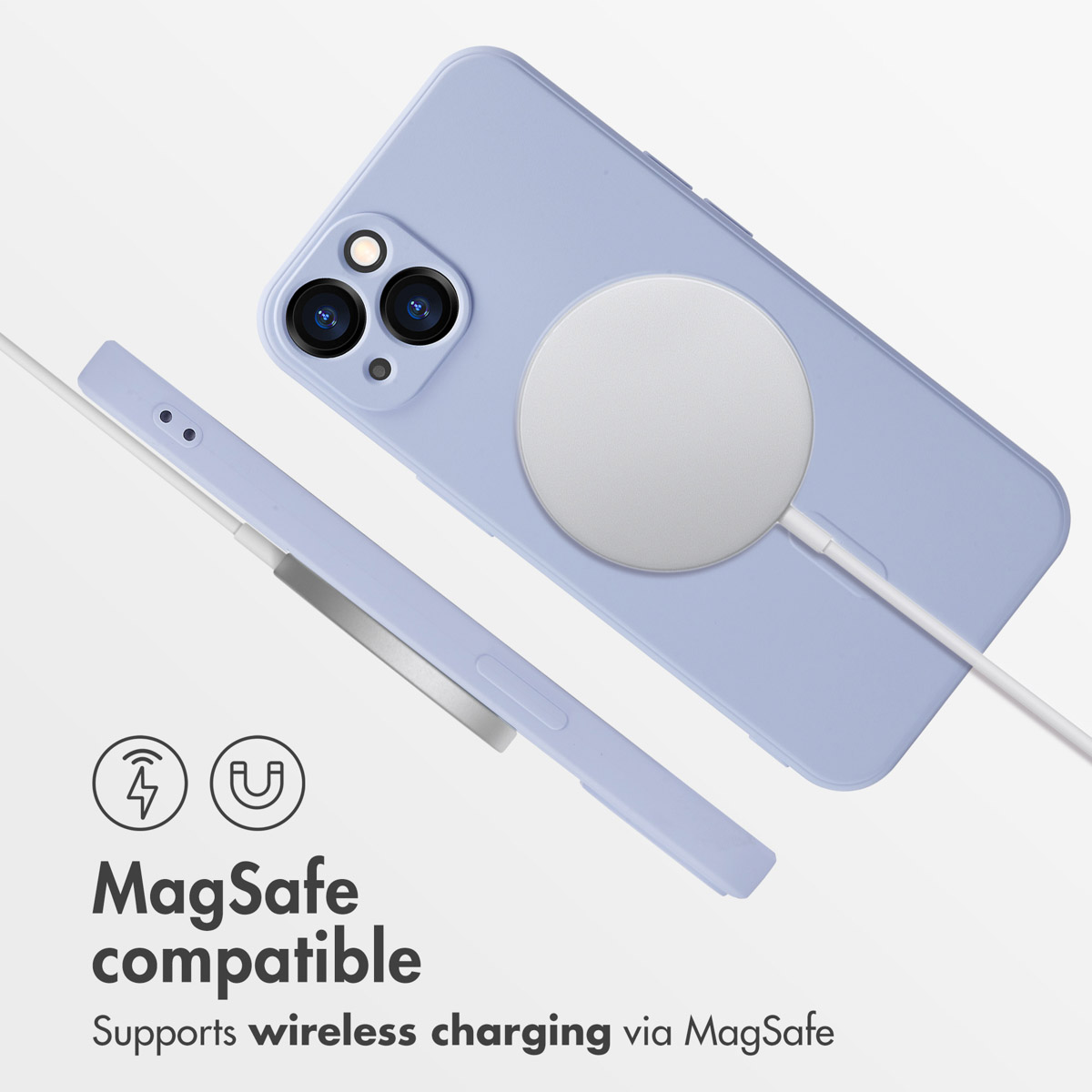 Coque de téléphone bleu clair avec chargeur MagSafe et câble sur fond blanc.