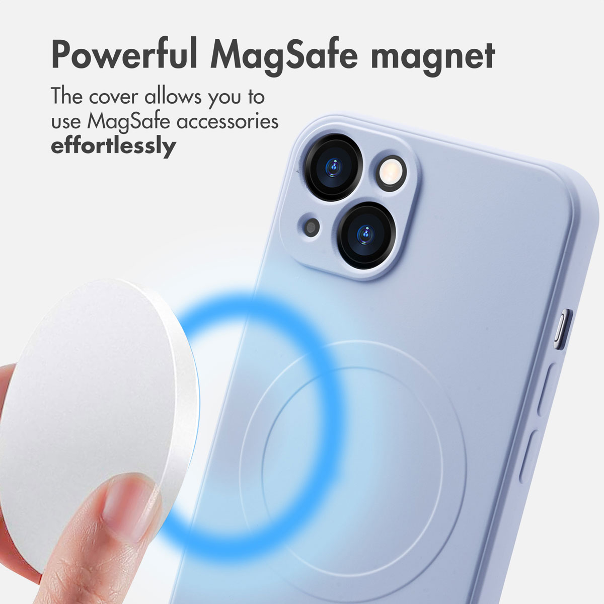 Une main tient un accessoire MagSafe blanc près d'un smartphone bleu clair avec coque assortie et anneau bleu.