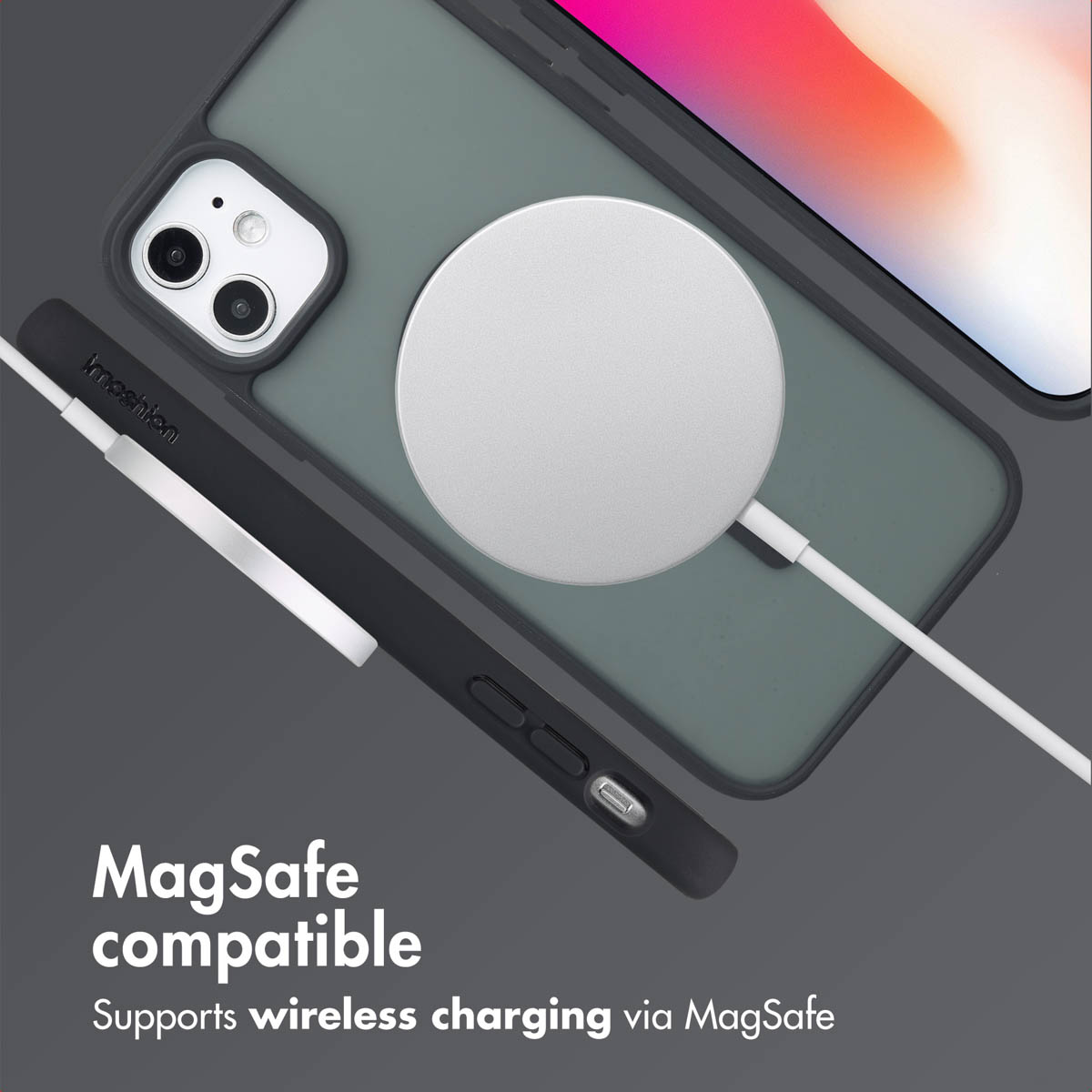 Ein Smartphone in einer matten Hülle mit einem runden silbernen MagSafe-Ladegerät auf der Rückseite.