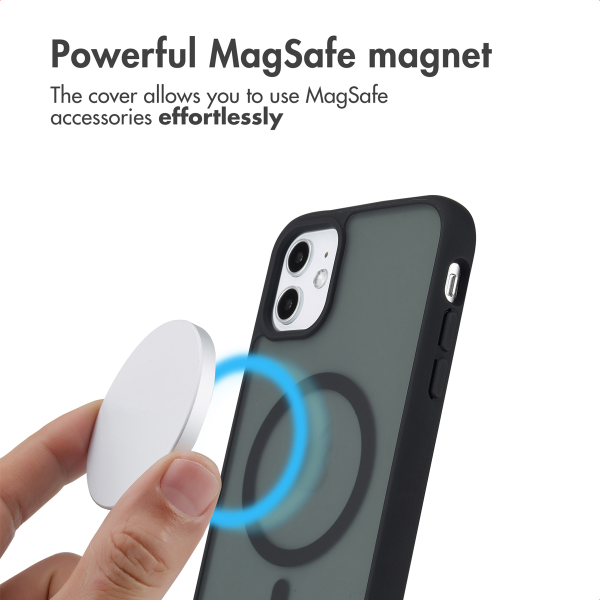 Eine Hand hält ein weißes MagSafe-Zubehör in der Nähe der Rückseite einer schwarzen Handyhülle.