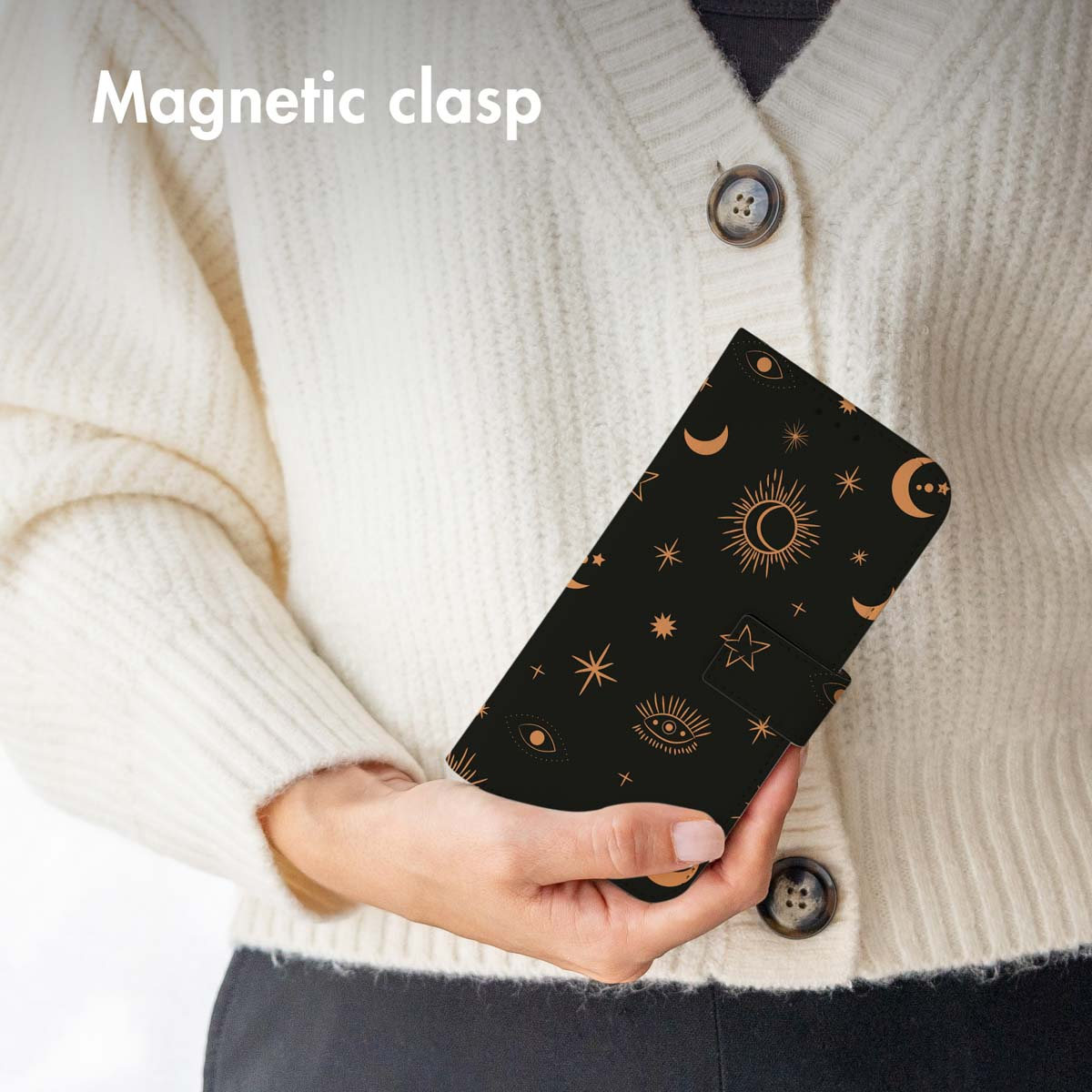 Una persona tiene in mano una custodia nera con motivi celesti dorati e chiusura magnetica.
