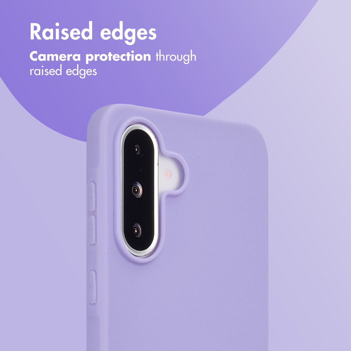 Eine lila Smartphone-Hülle mit erhöhtem Rand zum Schutz der vertikalen Triple-Kamera vor lila Hintergrund.