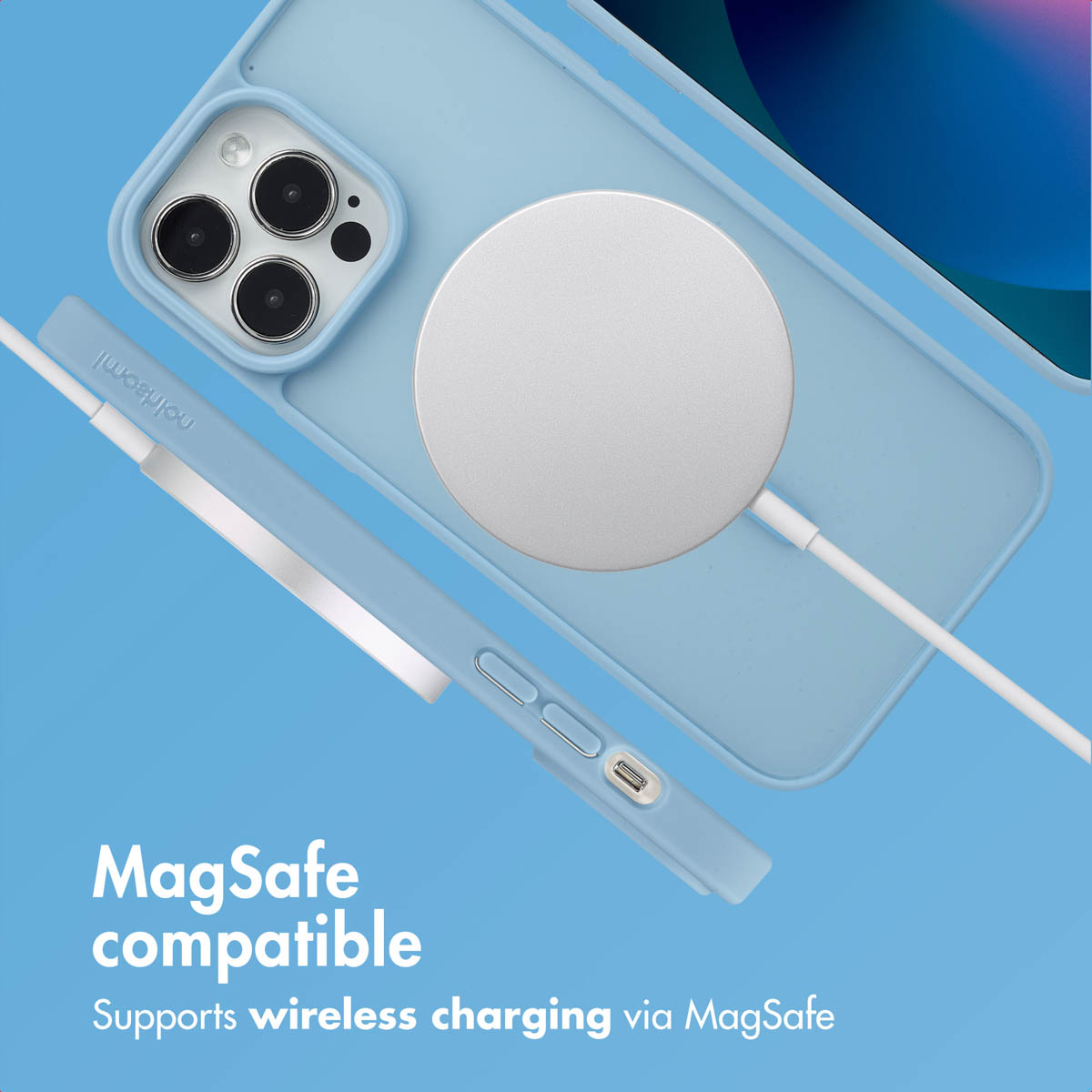 Une coque de téléphone bleu clair avec un chargeur MagSafe fixé sur fond bleu.
