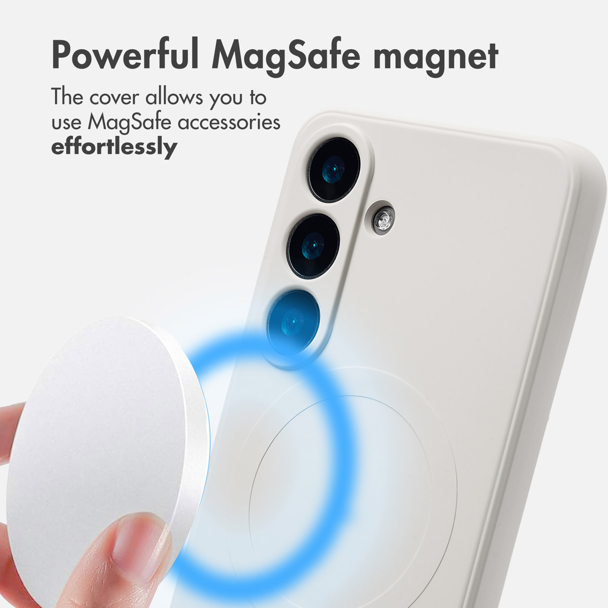 Eine Hand hält ein weißes MagSafe-Zubehör neben einer weißen Hülle.