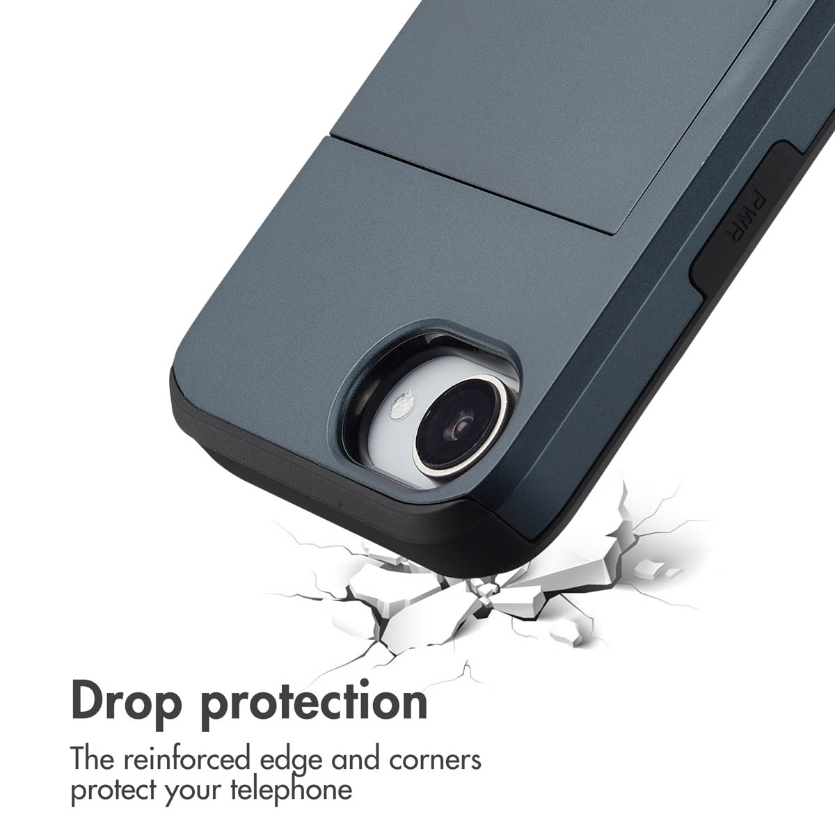 Custodia per smartphone blu con angoli rinforzati e ritaglio per fotocamera su sfondo bianco incrinato.