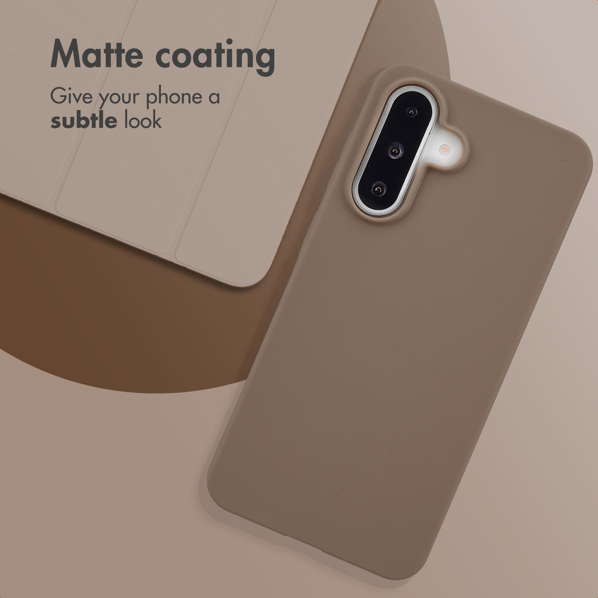 Ein Smartphone in beigefarbener Matte-Schutzhülle liegt auf einer passenden Unterlage mit Text.