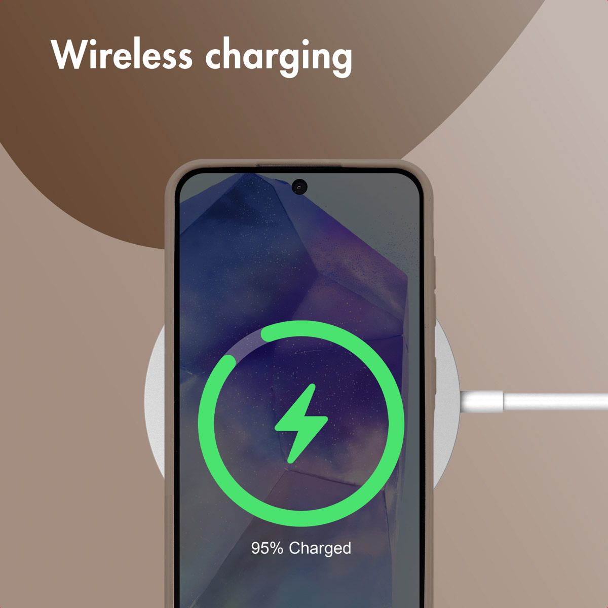 Smartphone auf weißer Ladestation mit grünem Ladesymbol und 95% Akkuanzeige vor braunem Hintergrund.
