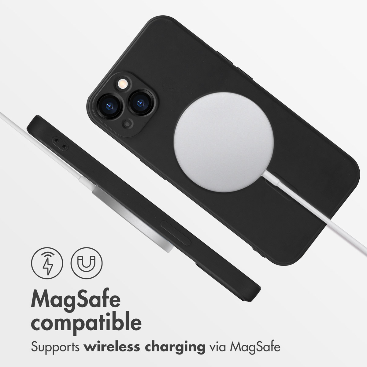 Un smartphone noir dans une coque avec un chargeur MagSafe blanc à l'arrière, présenté avec son profil latéral.