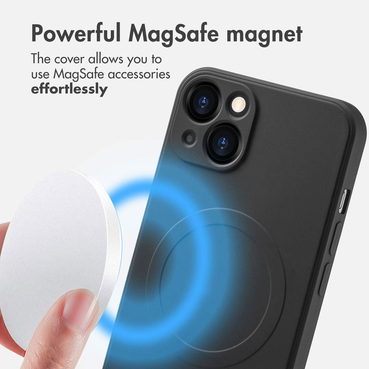 Un smartphone noir dans une coque avec un cercle bleu, montrant un accessoire MagSafe blanc approché.