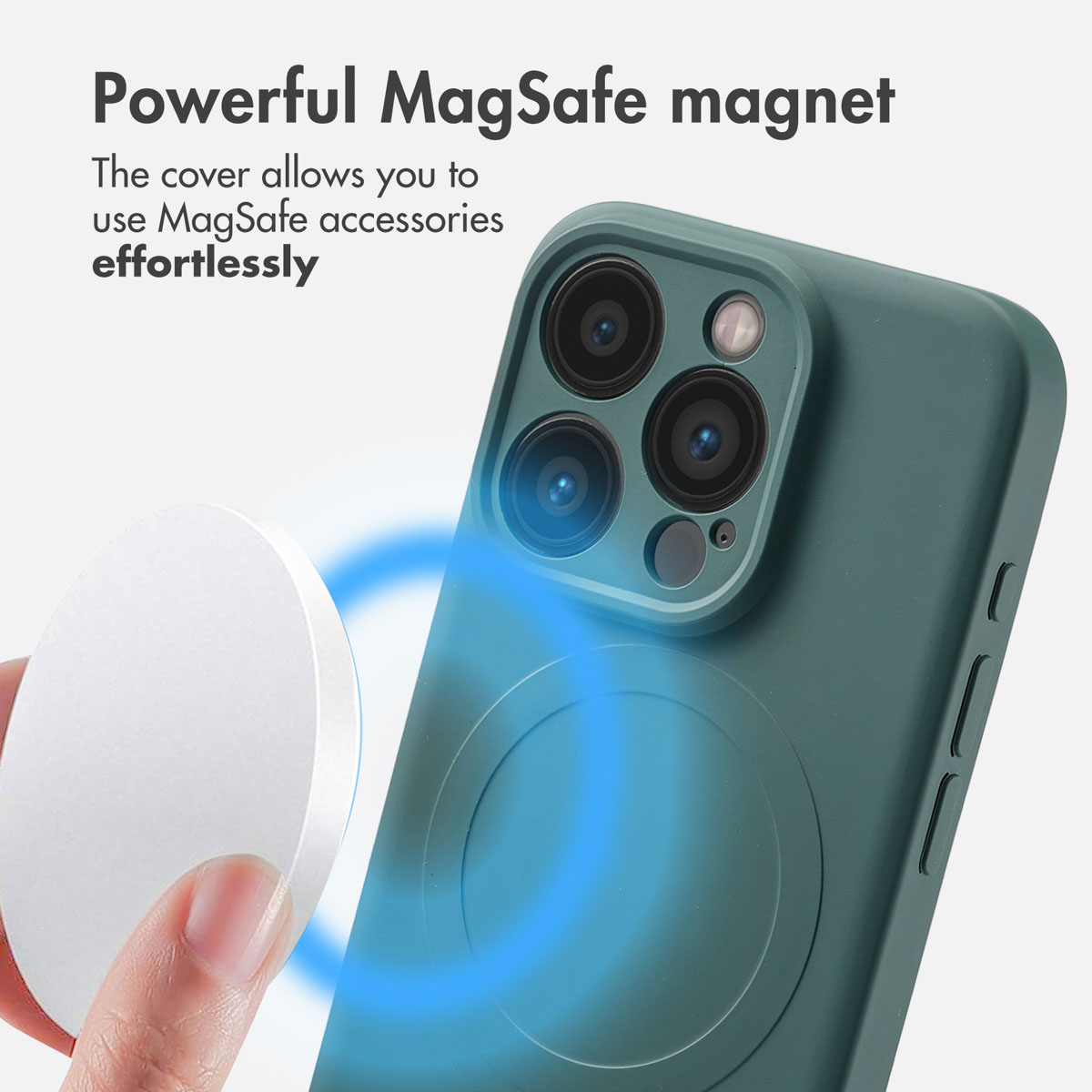 Una custodia verde per smartphone con un caricatore MagSafe vicino.