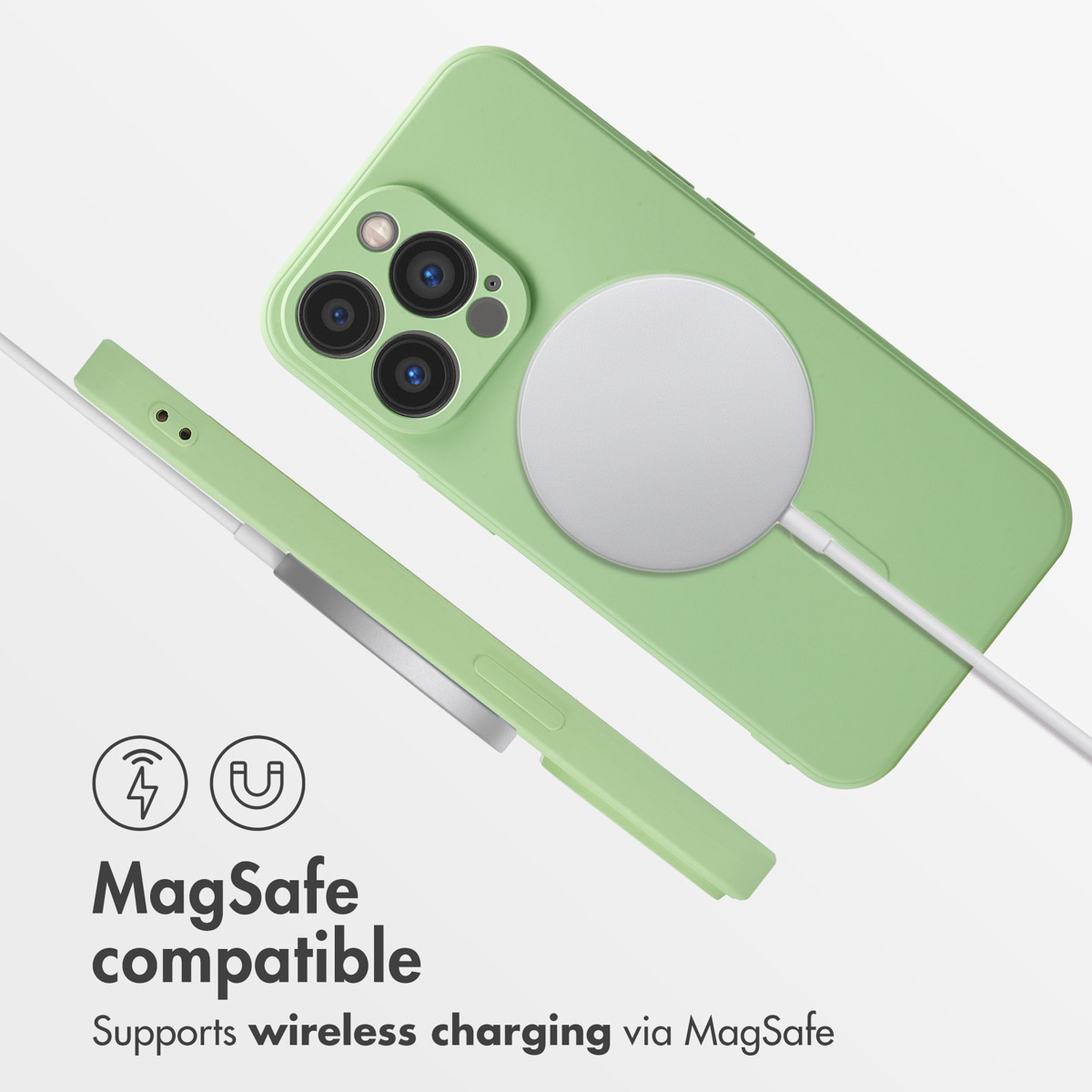 Custodia per telefono verde chiaro compatibile MagSafe con caricabatterie bianco su sfondo bianco.