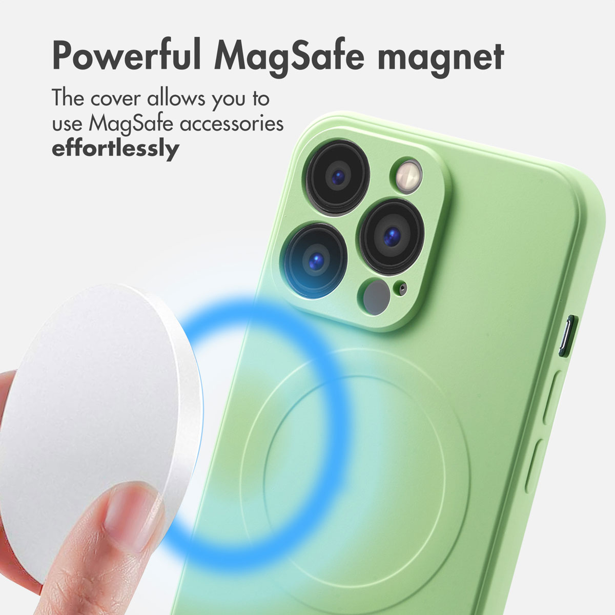 Smartphone verde in custodia protettiva con magnete MagSafe e caricabatterie.