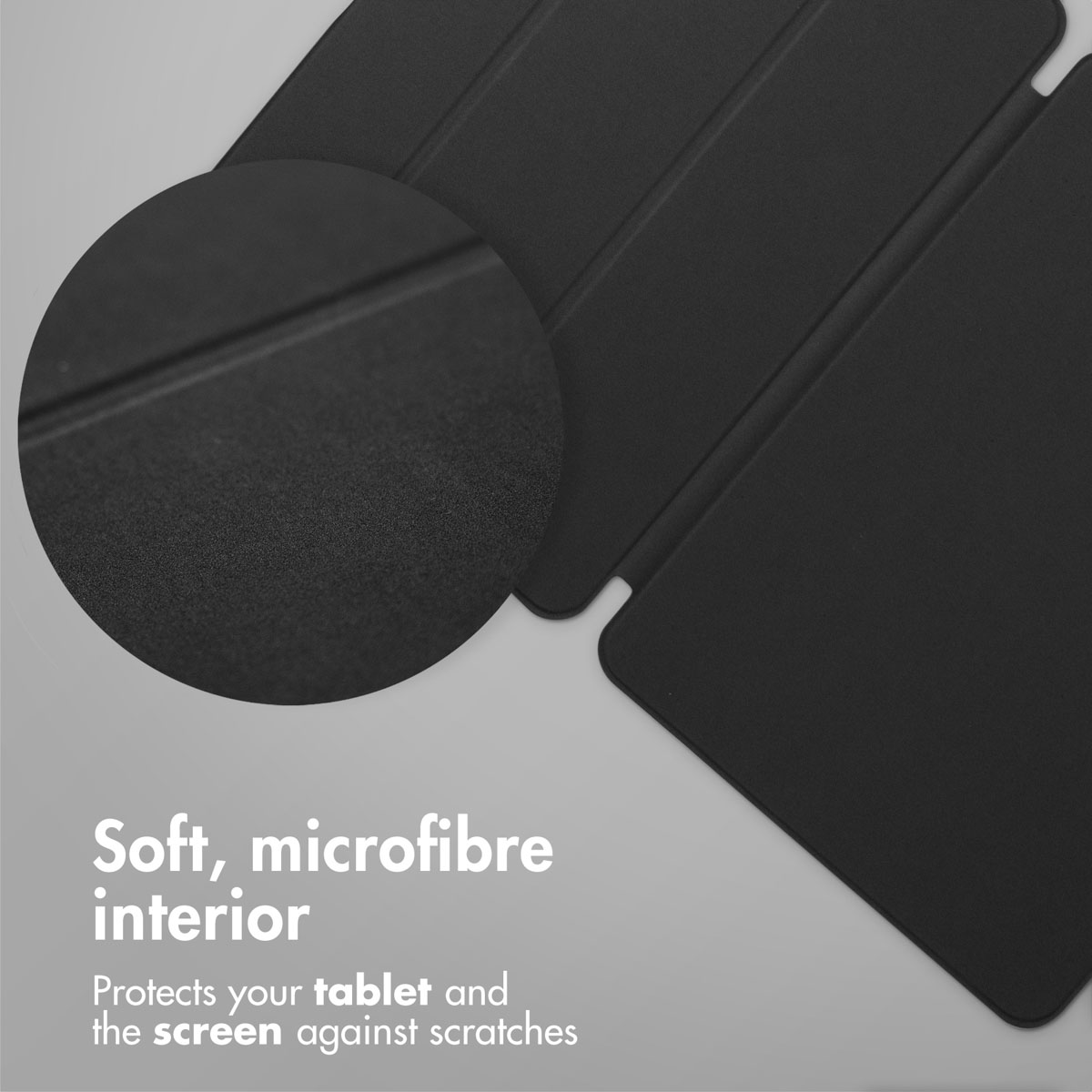 Custodia per tablet nera con interno in morbida microfibra e cerchio con zoom che mostra la texture.