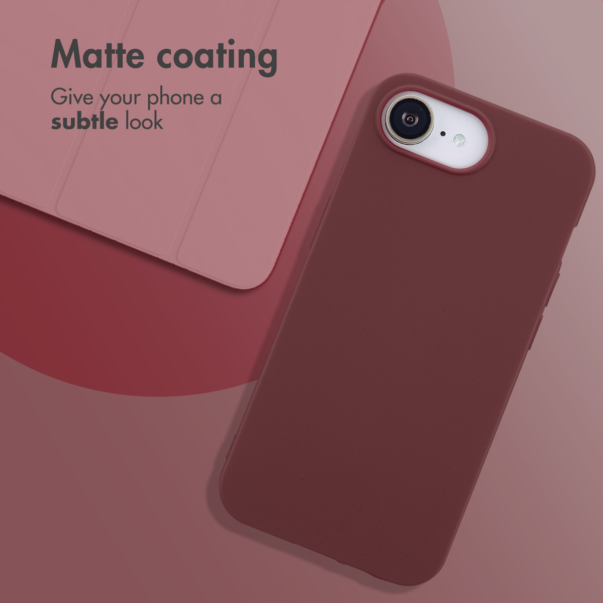 Uno smartphone rosso in una cover opaca su sfondo rosa con testo.