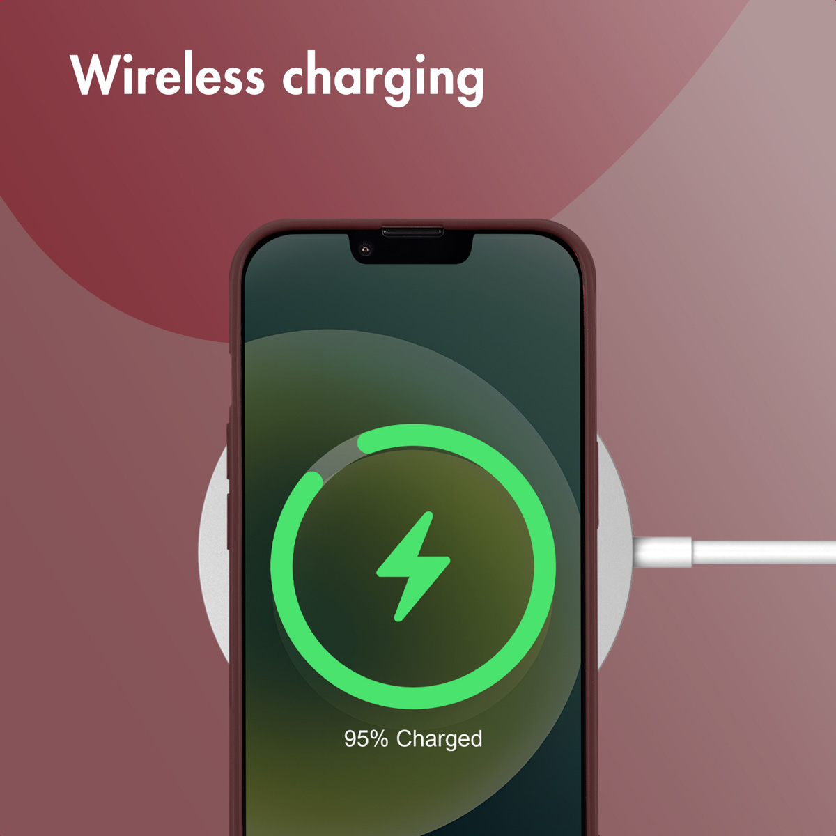 Uno smartphone è su un caricabatterie wireless, lo schermo mostra 95% di carica.