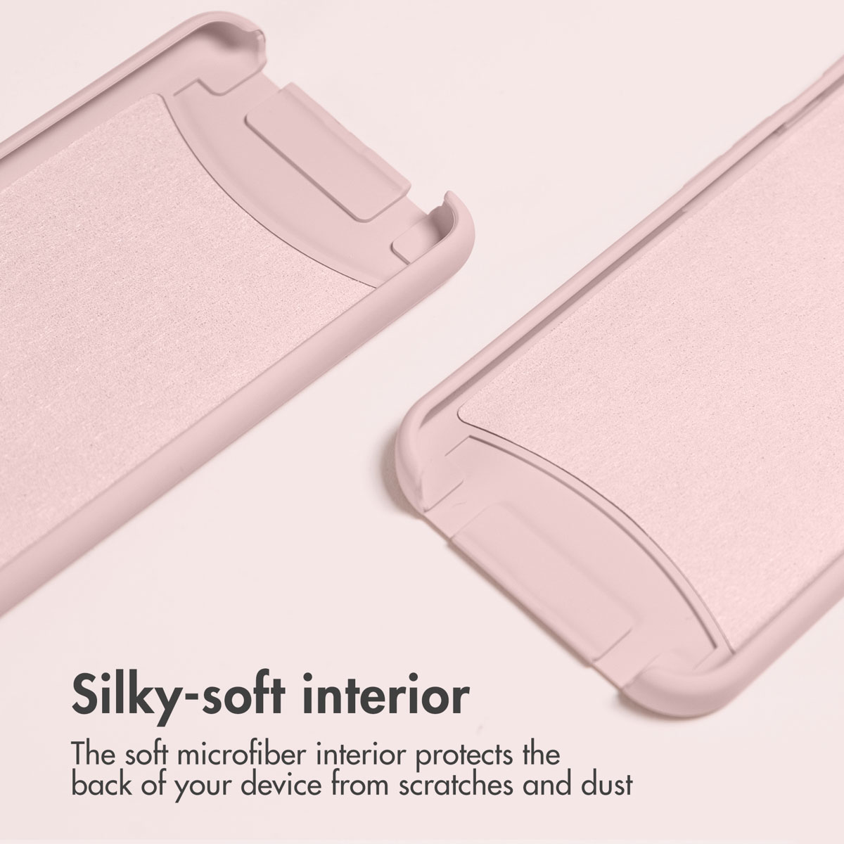 Deux coques de téléphone rose clair avec intérieur en microfibre douce sur fond clair.