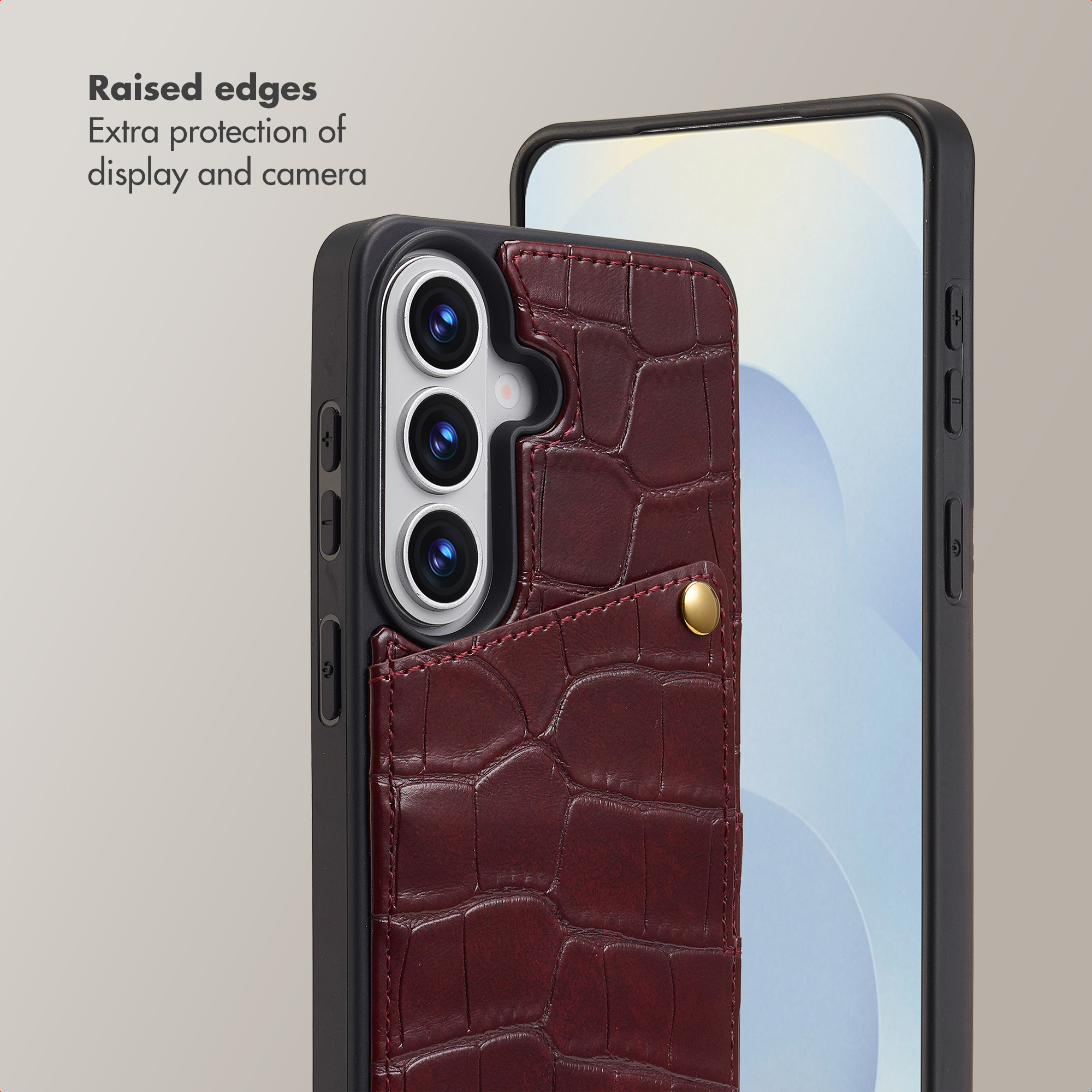 Un smartphone con funda de piel con relieve de cocodrilo burdeos muestra la cámara y ranura.