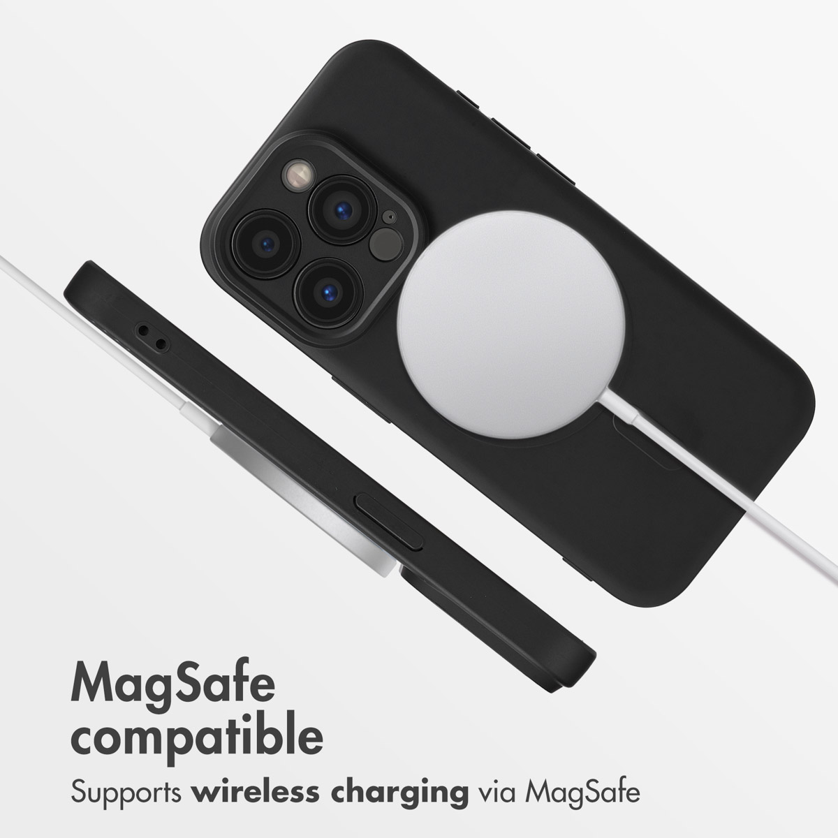 Smartphone nero in custodia con caricabatterie MagSafe e testo MagSafe compatible.