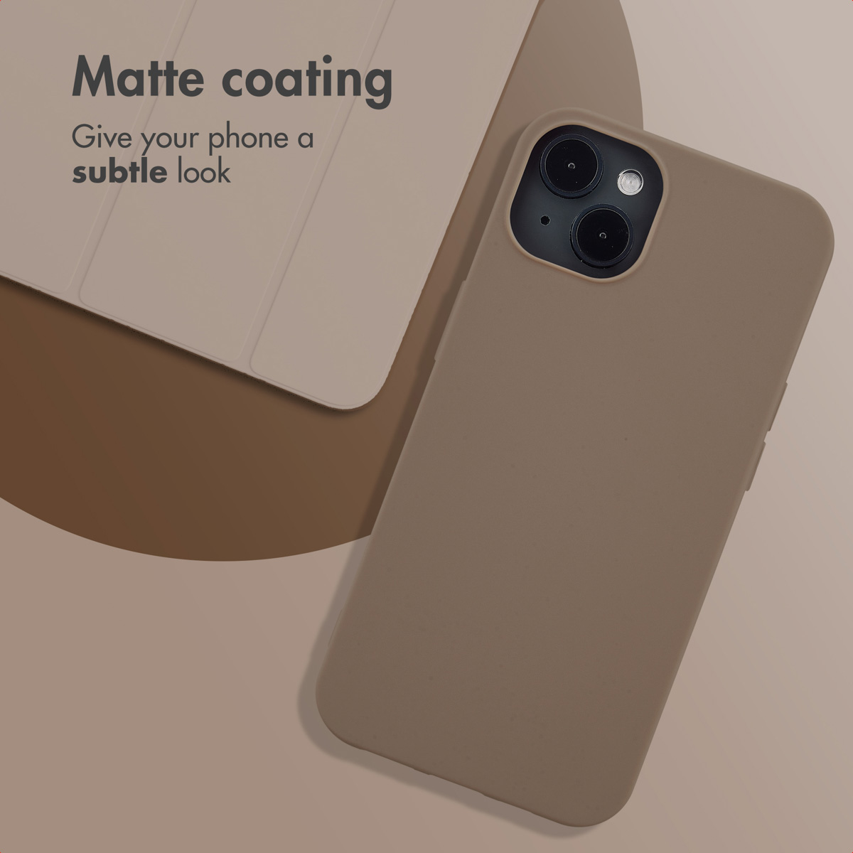 Matowe brązowe etui na telefon na pasującym beżowym tle z tekstem.