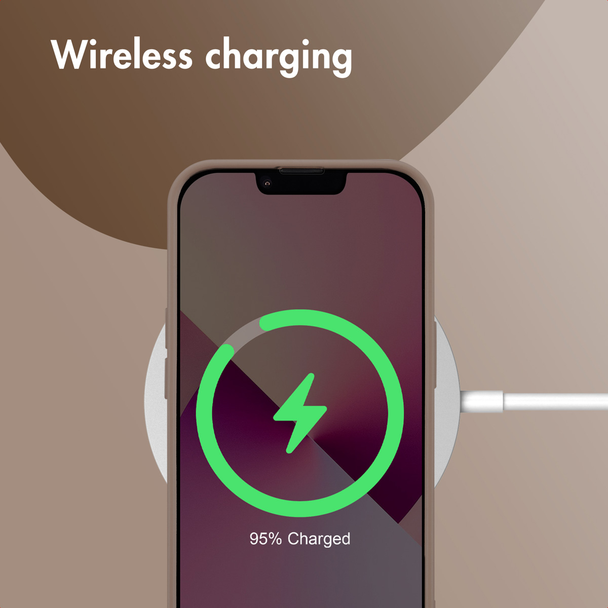 Smartfon ładuje się na podkładce bezprzewodowej, ekran pokazuje 95%.