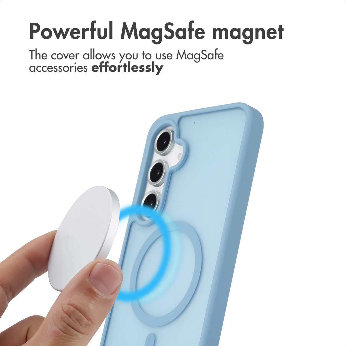 Eine Hand hält ein weißes MagSafe-Zubehörteil in die Nähe einer hellblauen Handyhülle mit magnetischem Ring.