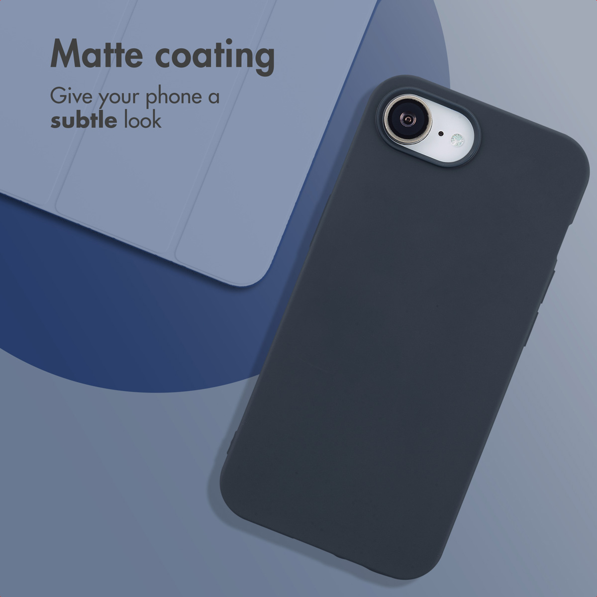 Custodia per smartphone blu scuro con finitura opaca e singola fotocamera su sfondo azzurro.