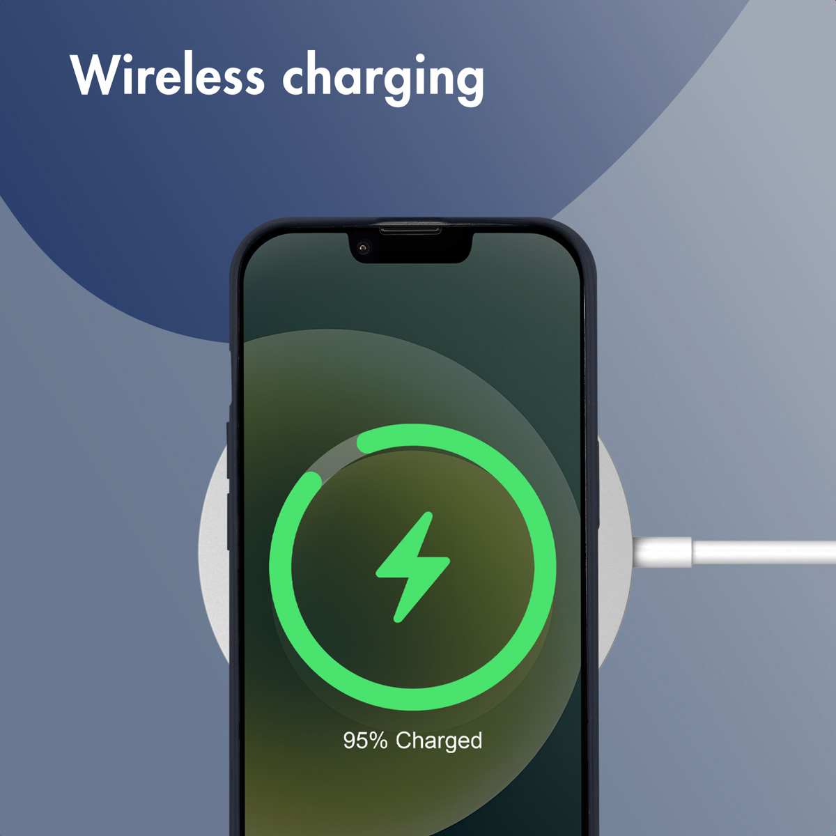 Uno smartphone poggia su una base di ricarica wireless, lo schermo mostra 95% di carica.