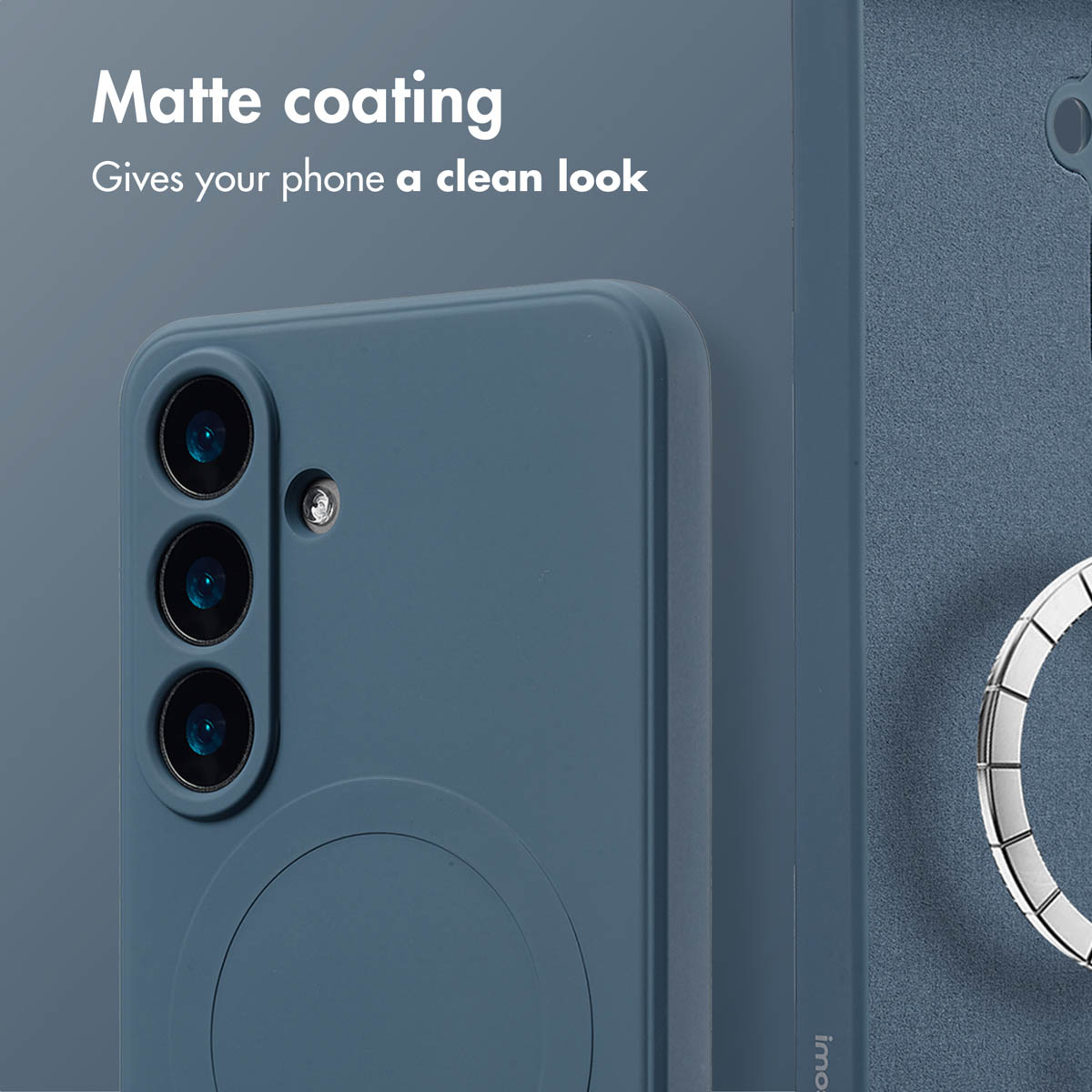 Blaue Smartphone-Hülle mit matter Oberfläche, drei Kamera-Objektiven auf der Rückseite und Text.