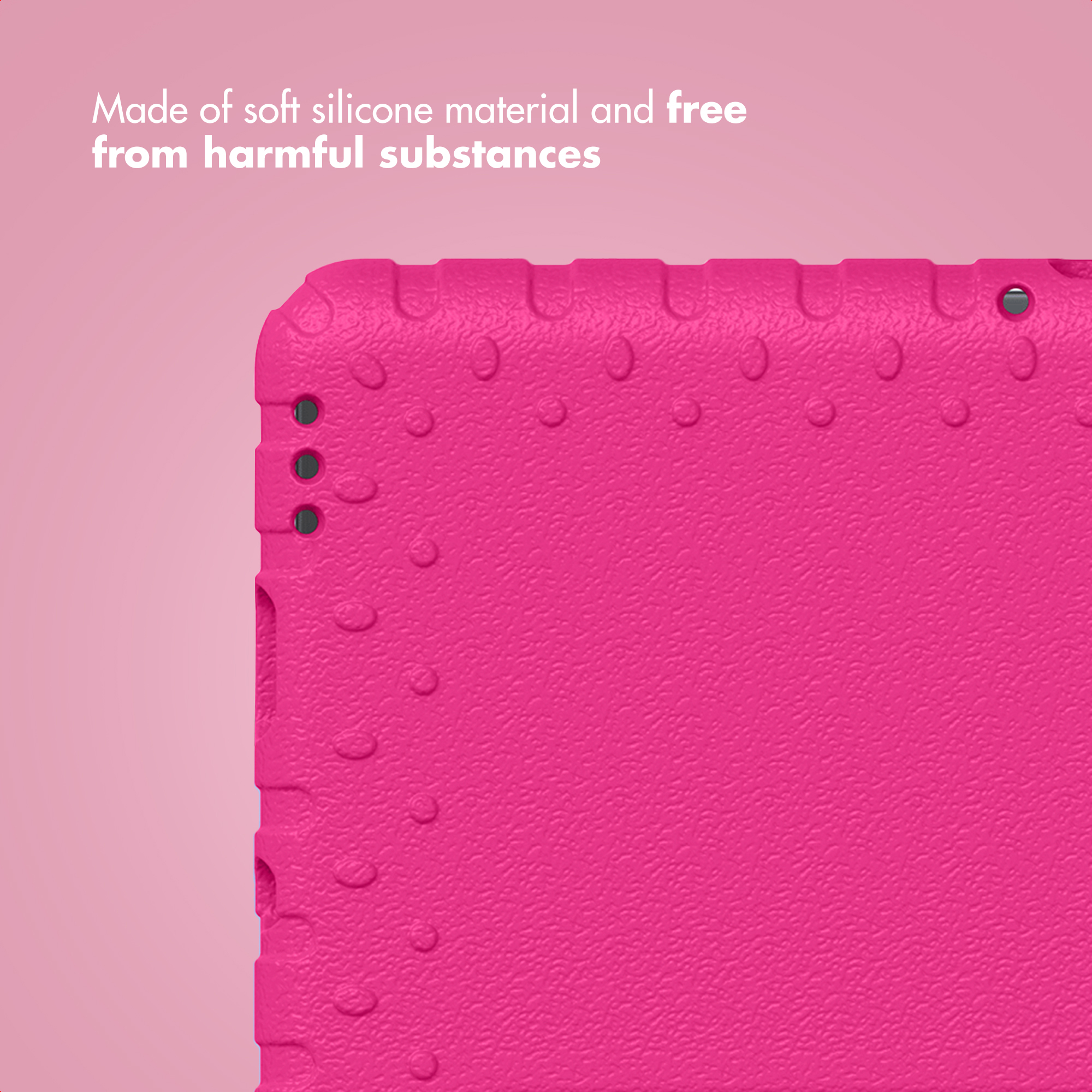 Gros plan d'un étui de tablette en silicone rose avec une texture antidérapante sur fond rose.