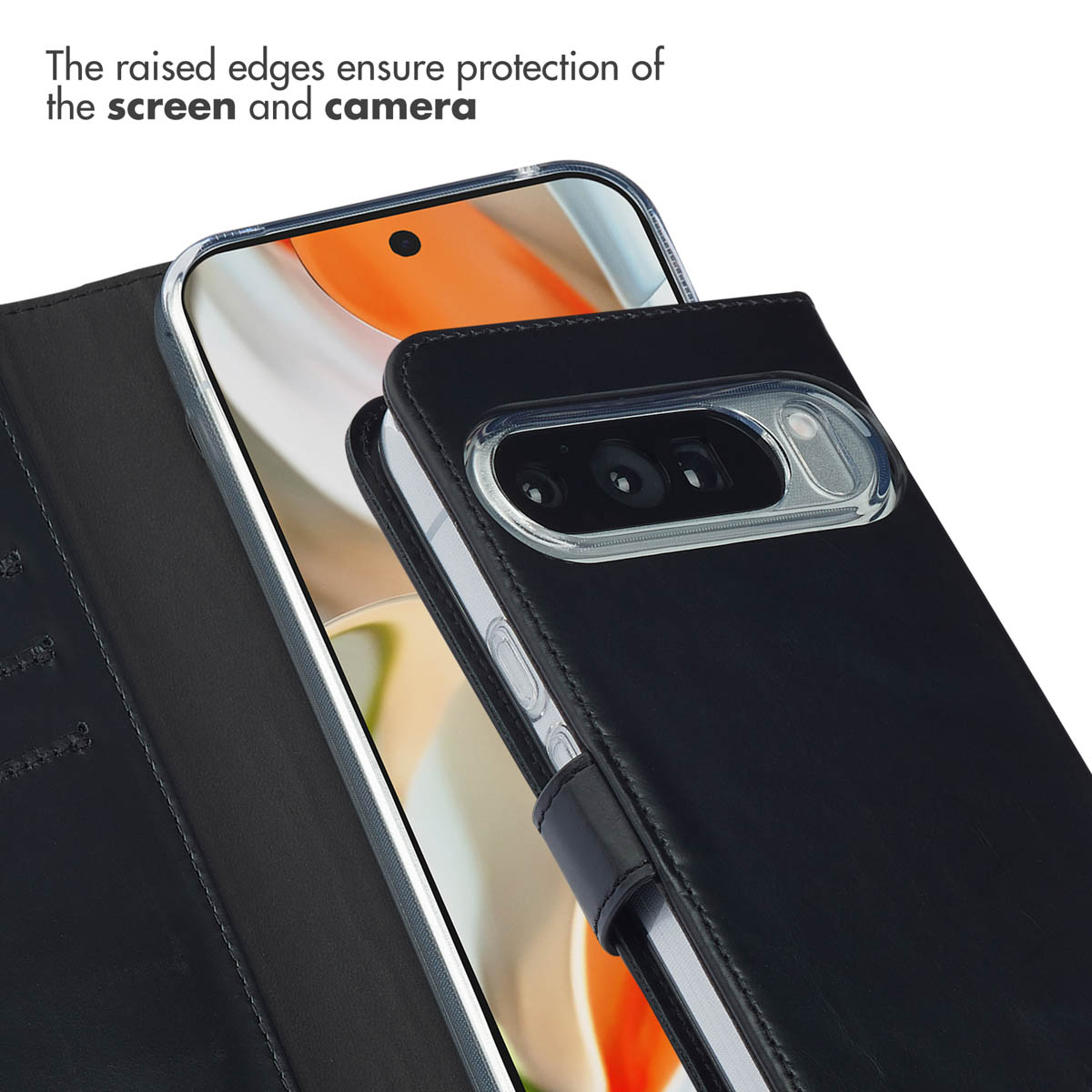 Una custodia per smartphone in pelle nera con bordi rialzati che proteggono lo schermo e la fotocamera, in primo piano.