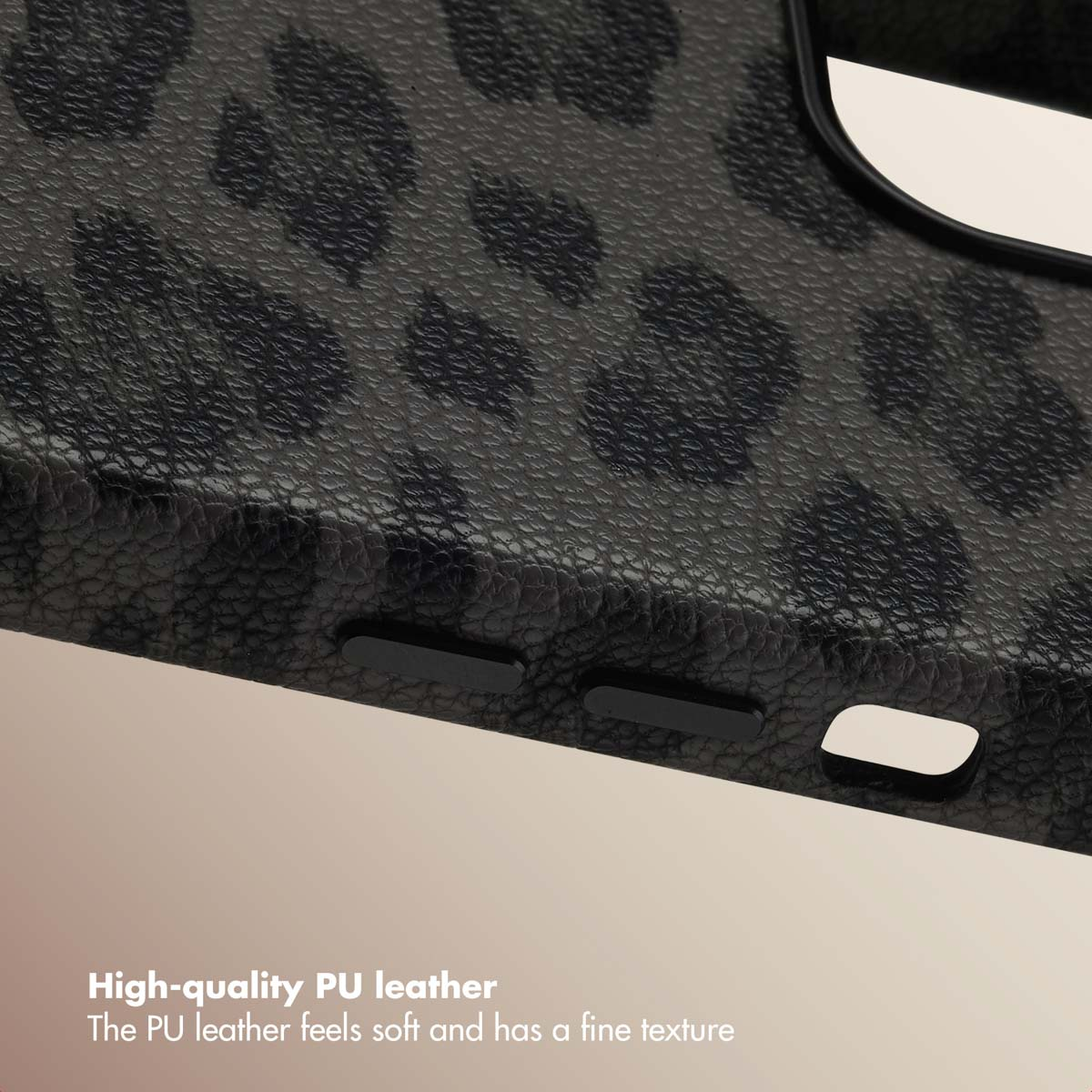 Primer plano de una funda de móvil gris oscuro con estampado de leopardo y botones laterales visibles.