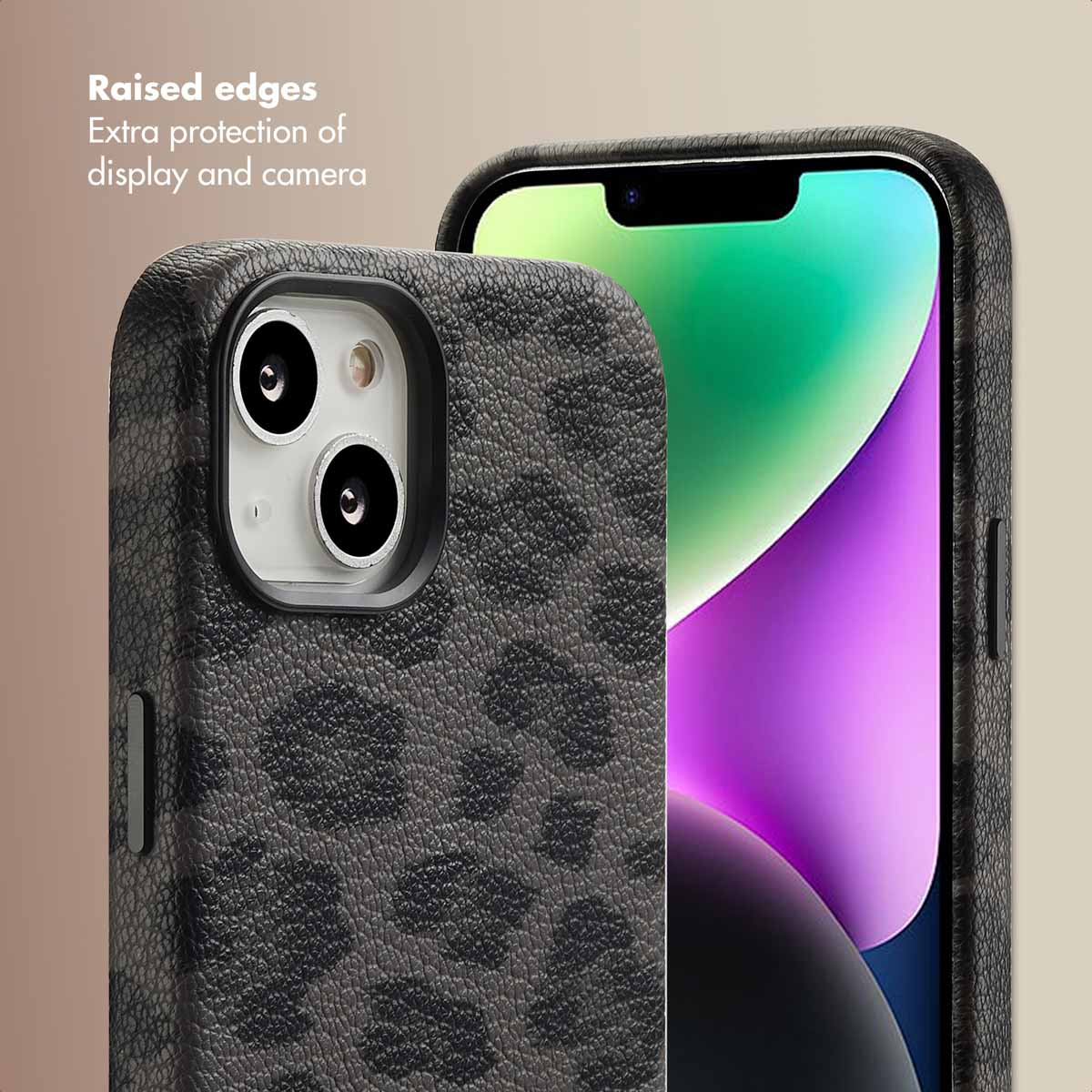 Smartphone con funda de cuero gris con estampado animal, mostrando bordes elevados para protección.