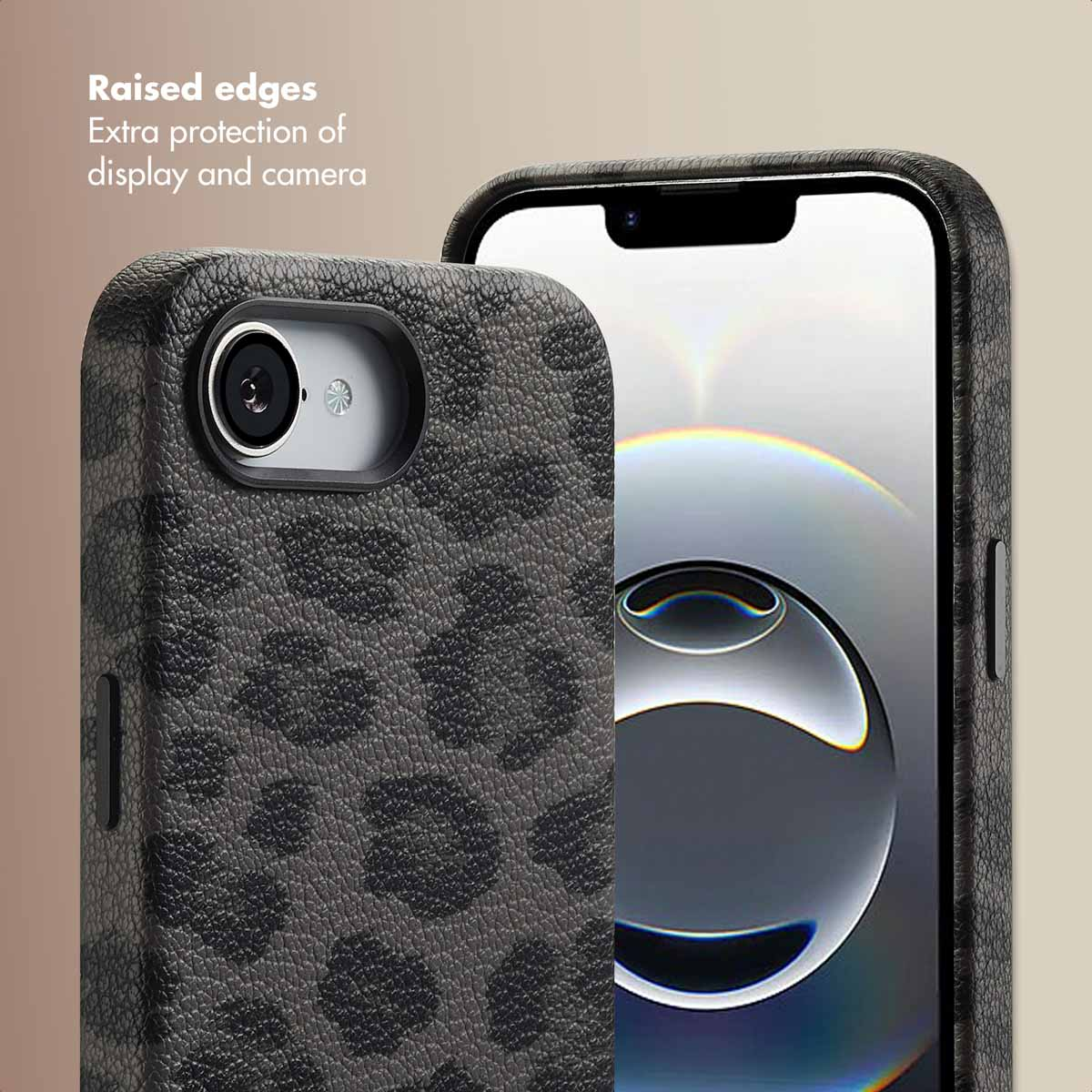 I bordi rialzati offrono una protezione extra per lo schermo e la fotocamera di uno smartphone con cover leopardata.