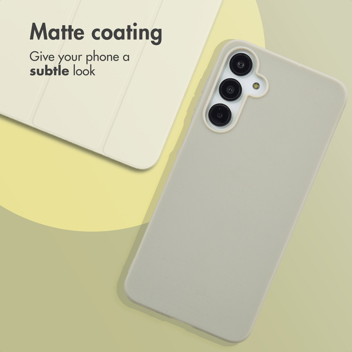 Una funda de teléfono gris claro mate sobre un fondo claro con texto.