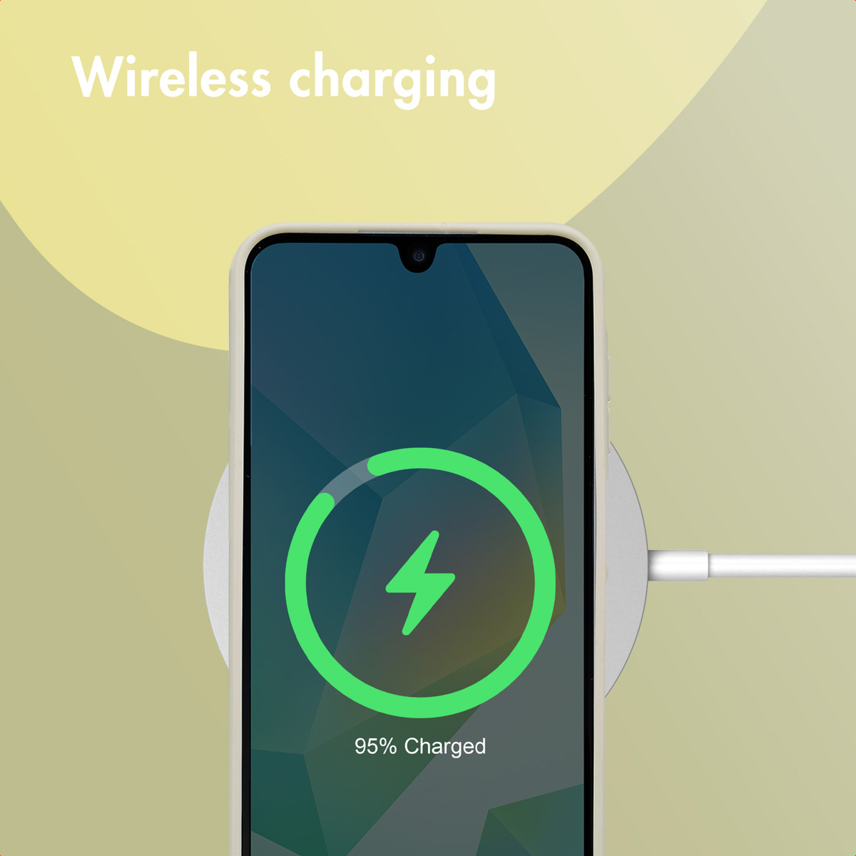 Un teléfono inteligente se carga de forma inalámbrica con un icono verde de batería al 95%.