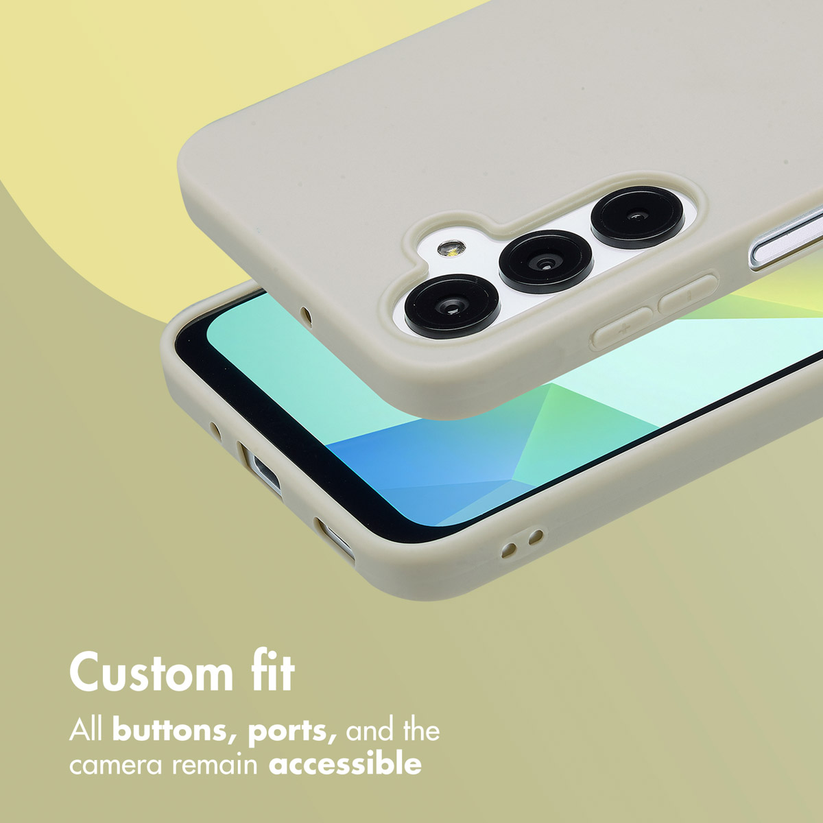 Una funda de smartphone beige que muestra la parte trasera con tres lentes de cámara sobre fondo verde.