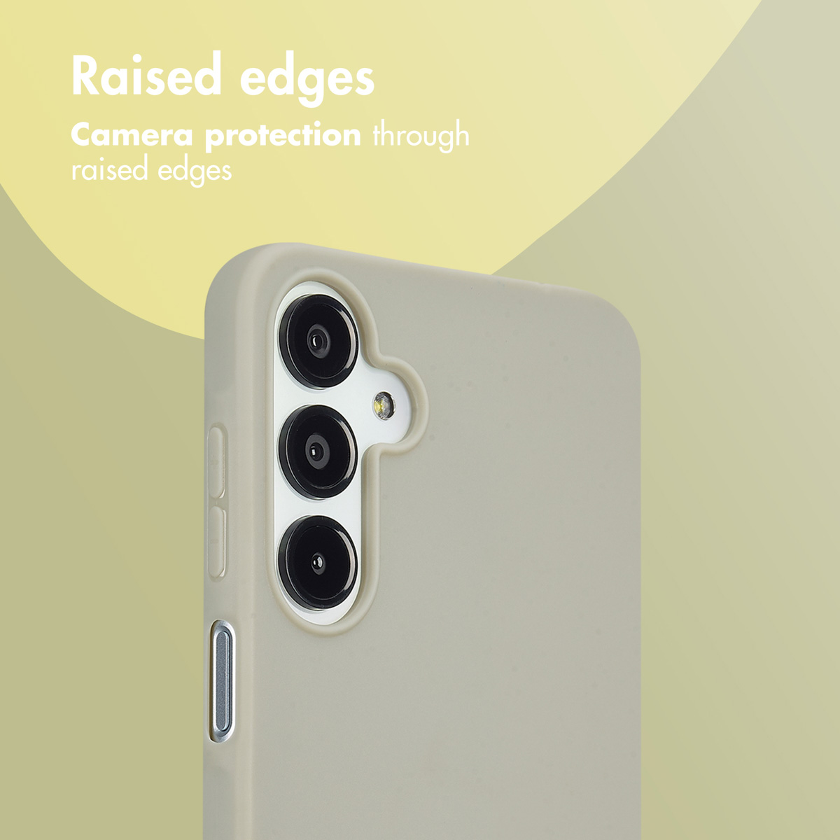 Funda de teléfono beige con bordes elevados para la protección de la cámara sobre un fondo claro.