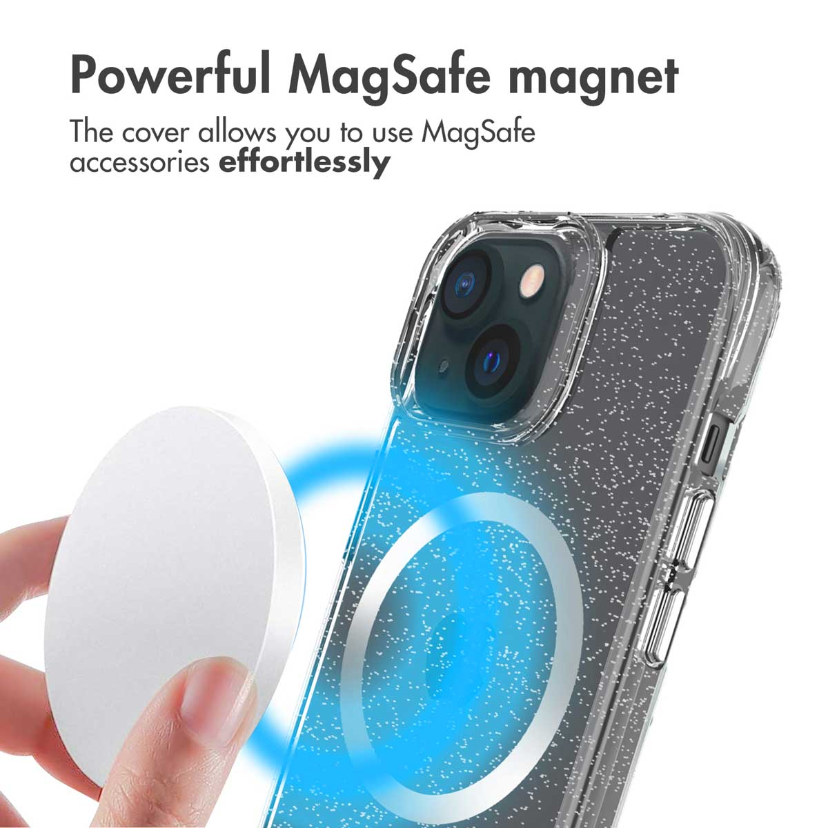 Een hand houdt een ronde MagSafe-magneet bij een glinsterend doorzichtig telefoonhoesje op witte achtergrond.