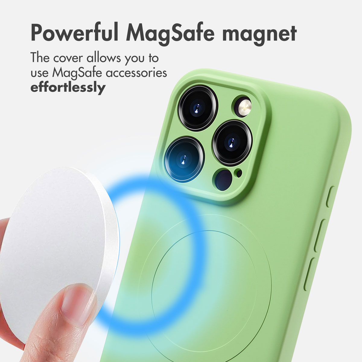 Coque iPhone verte avec fonction MagSafe et accessoire de charge blanc.