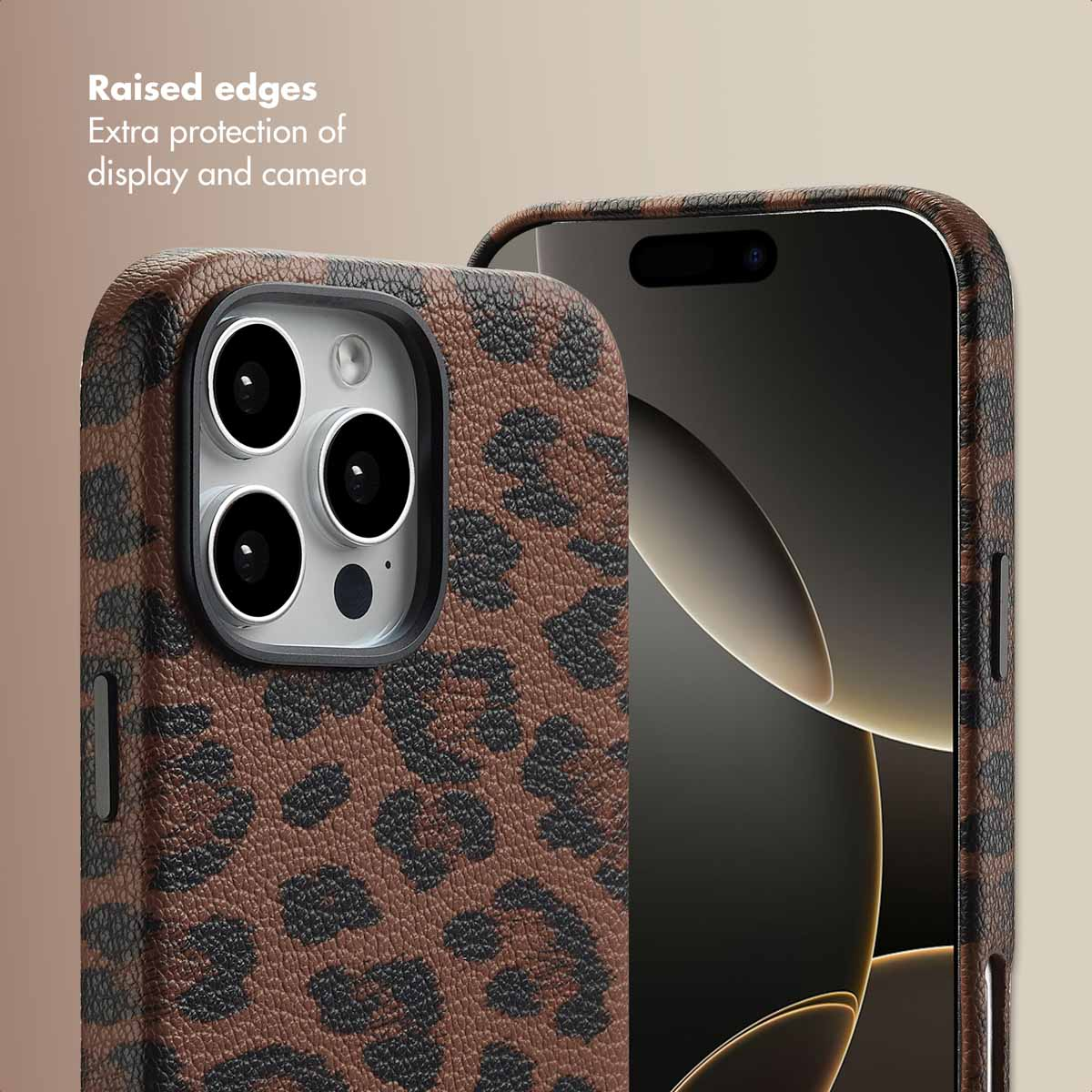 Smartphone in einer braunen Lederhülle mit Leopardenmuster zeigt den erhöhten Rand für Kamera- und Display-Schutz.