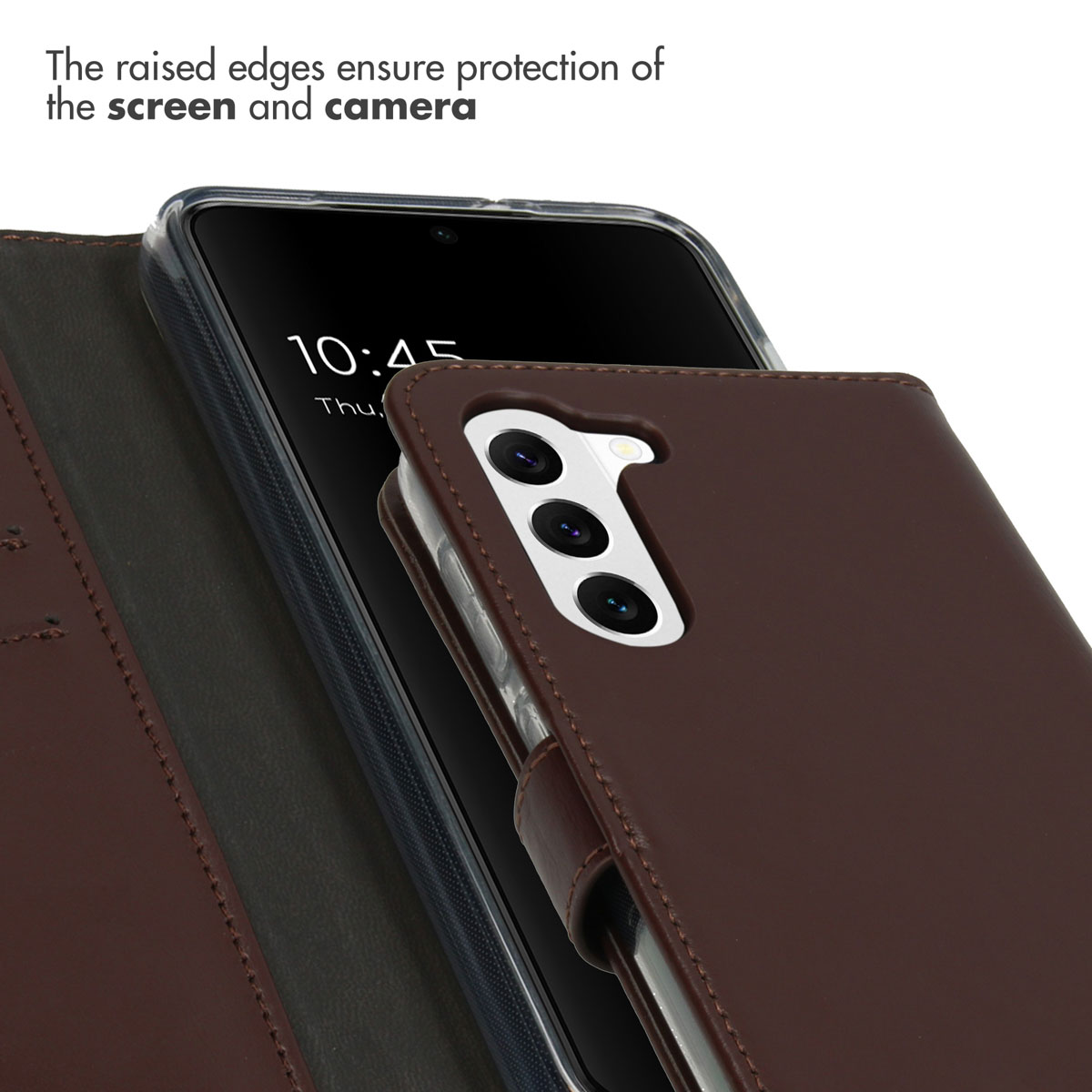 Un smartphone dans un étui en cuir marron avec trois objectifs de caméra.