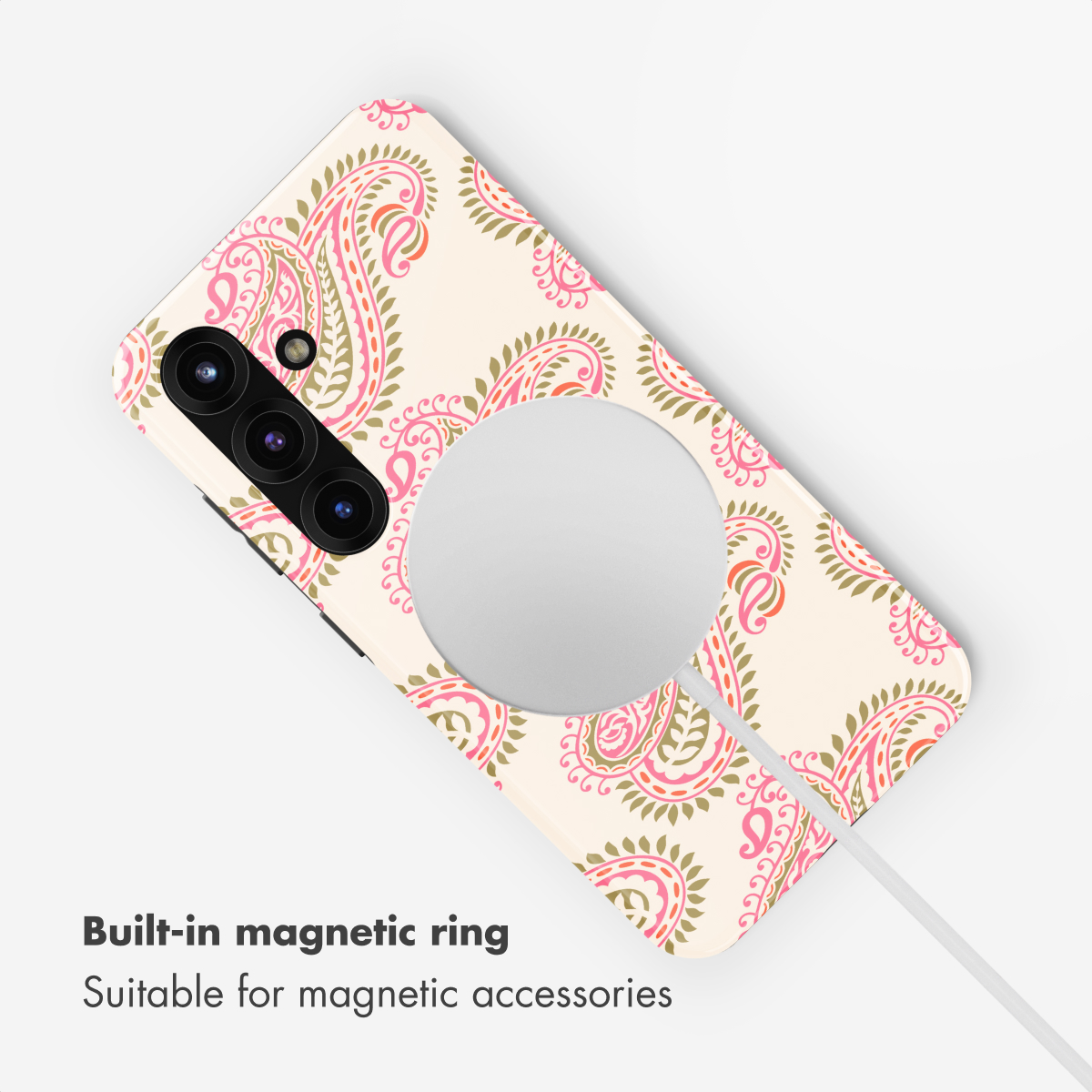 Funda para teléfono con patrón paisley rosa y anillo magnético integrado sobre fondo blanco.
