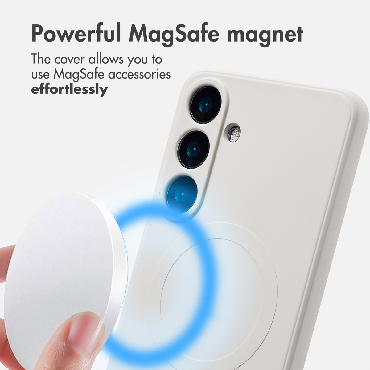 Ręka trzyma białe akcesorium MagSafe w pobliżu białego etui na telefon z trzema obiektywami.